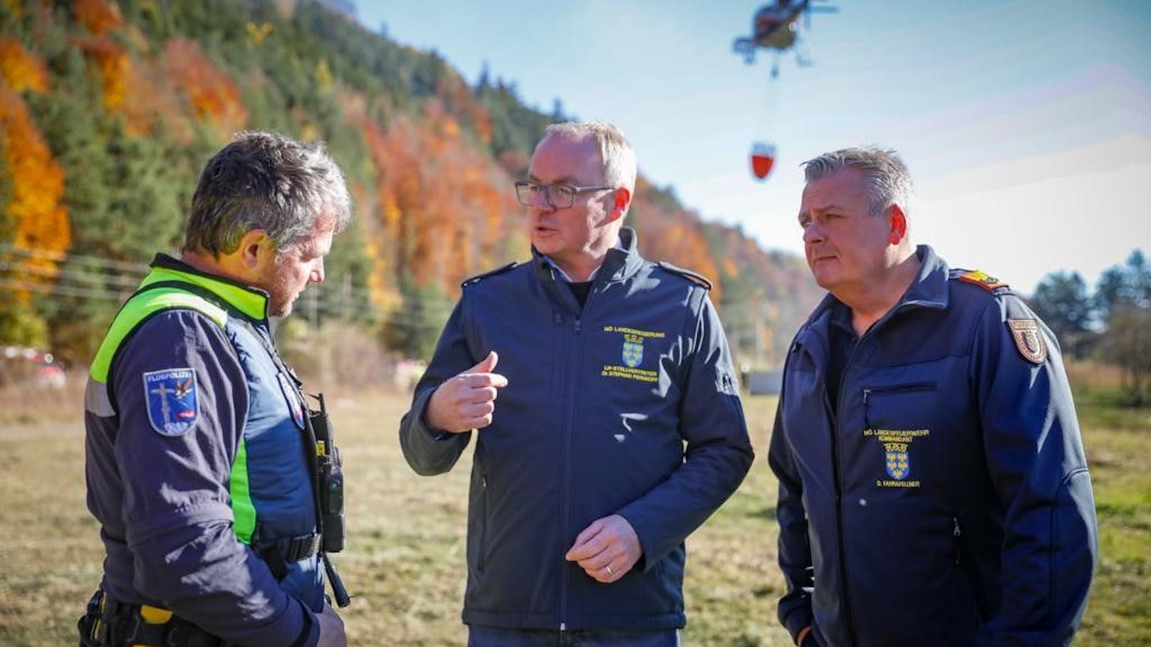 Hirschwang: Archivaufnahme von Stephan Pernkopf (M.) und FF-Chef Dietmar Fahrafellner (r.)