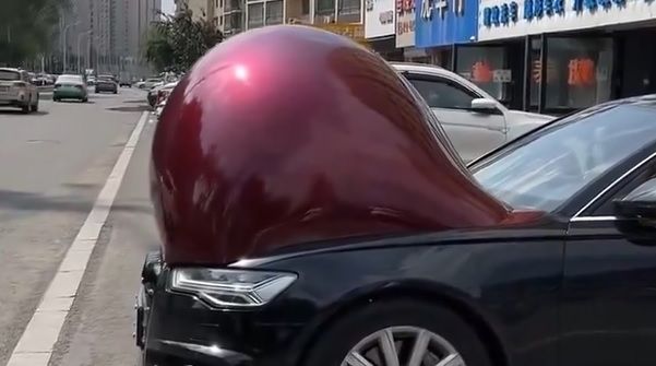 Bei diesem Pkw scheint sich die Motorhaube aufgrund der enormen Hitze zu verformen.