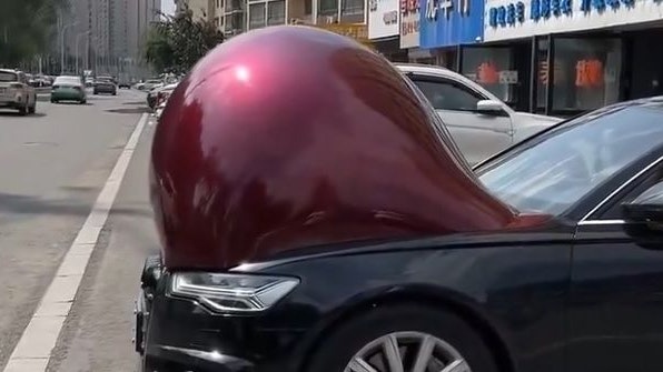 Bei diesem Pkw scheint sich die Motorhaube aufgrund der enormen Hitze zu verformen.