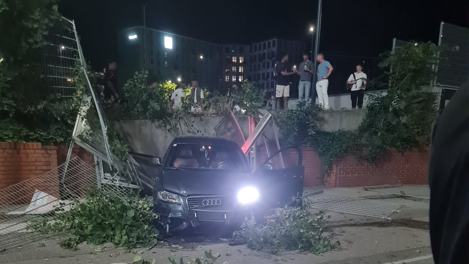 Audi-A3 stürzt Böschung in Wien-Favoriten hinunter