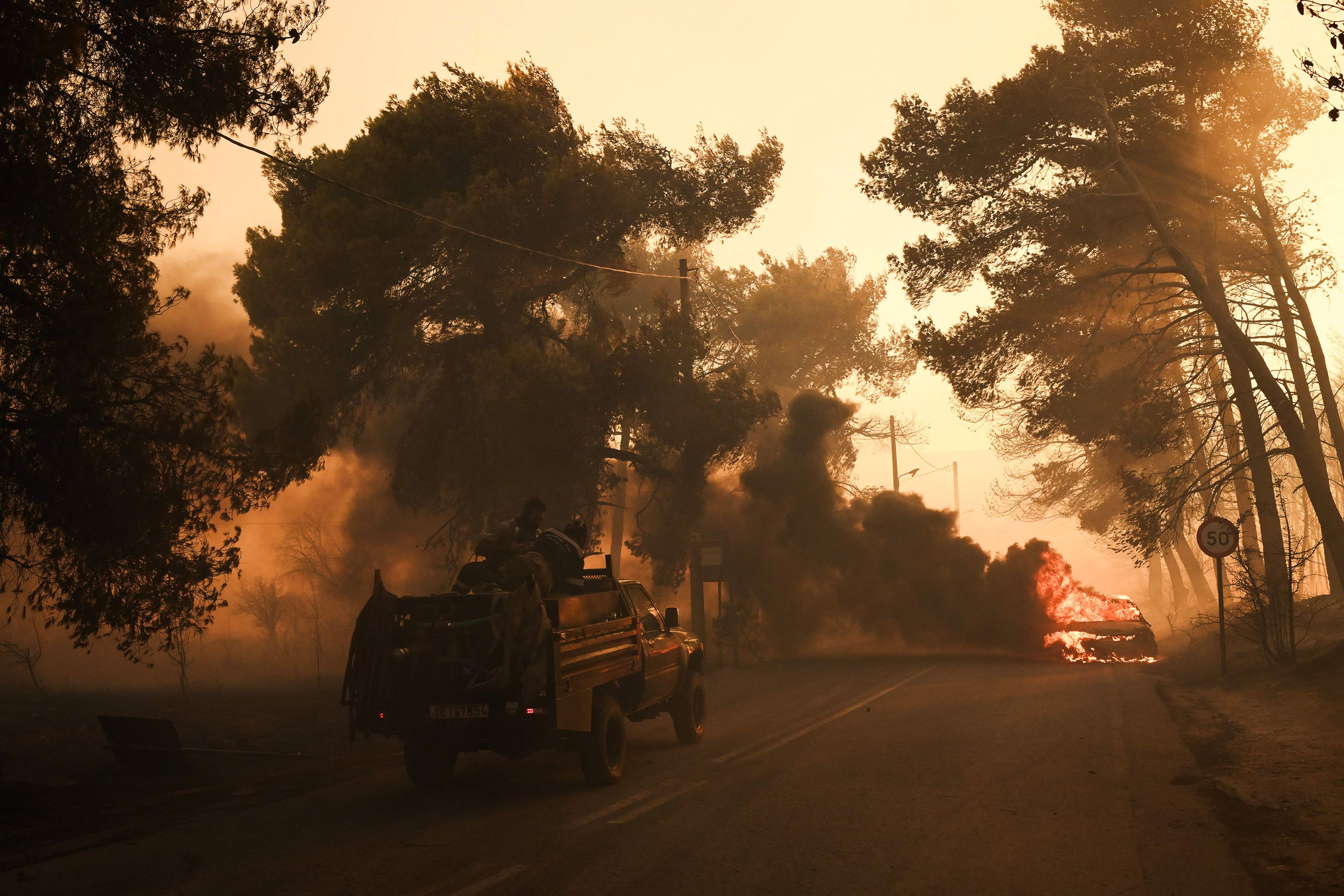 Nördlich von Athen tobt ein Waldbrand. Die bekannte Stadt Marathon musste evakuiert werden. Bild aus Varnavas.