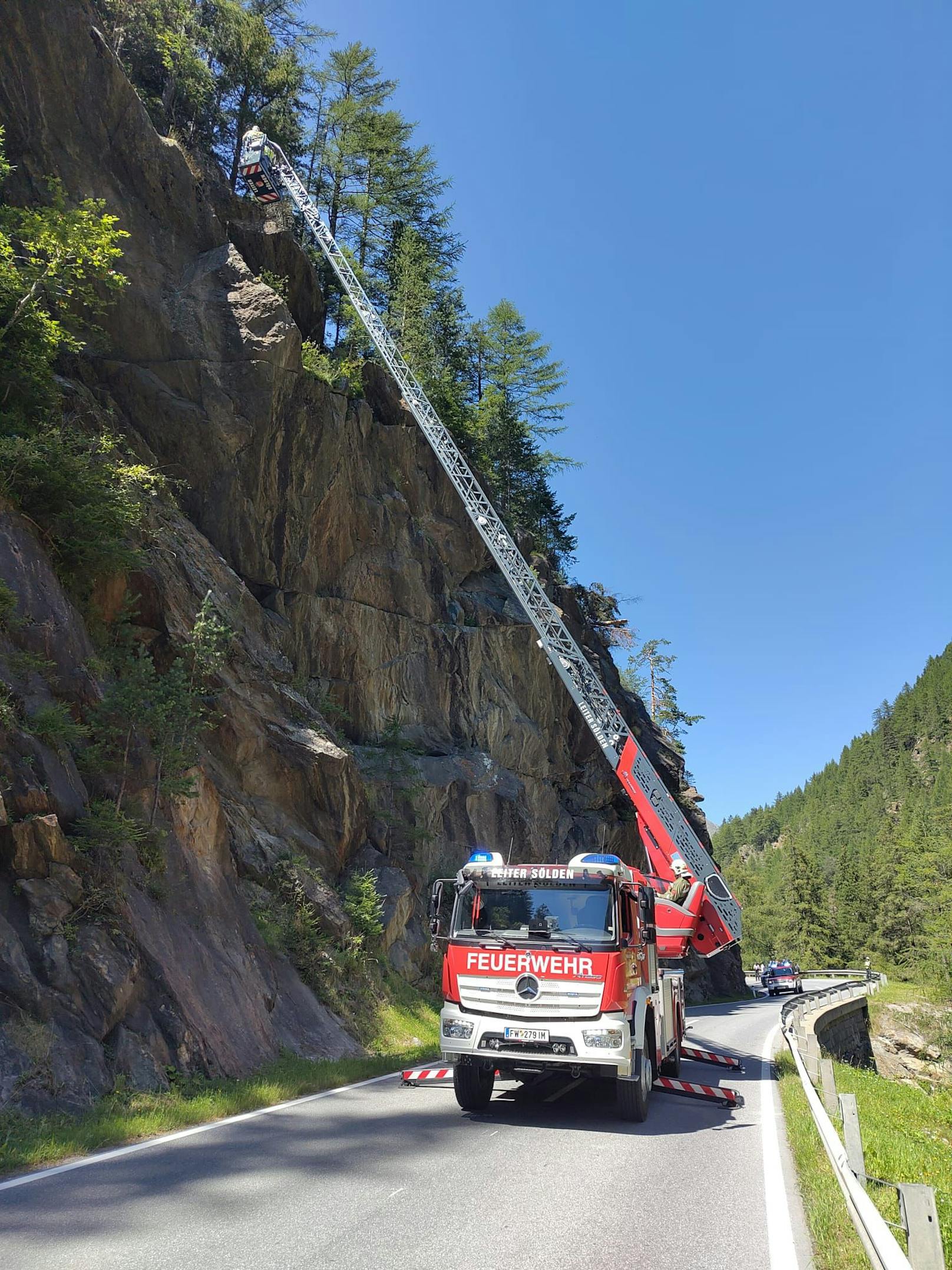 Zur selben Zeit lenkte ein 61-jähriger Österreicher einen Pkw auf derselben Straße taleinwärts, als ein circa 50x30 cm großer Felsbrocken auf das Fahrzeug fiel.