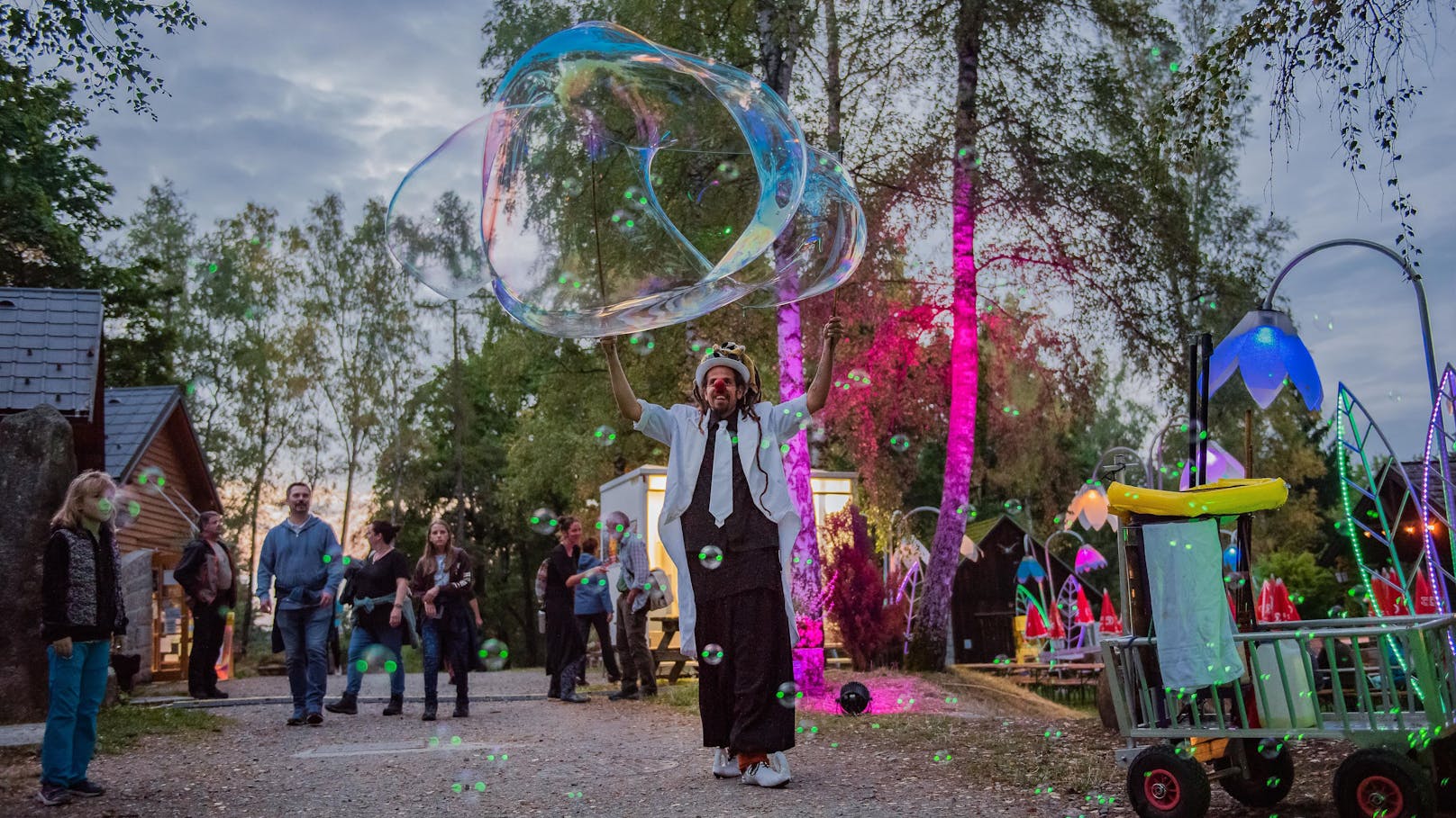 Neben leuchtenden Kunstelementen stehen auch Musik, Walking-Acts und Show-Künstlerinnen am Programm von "Blockheide Leuchtet"