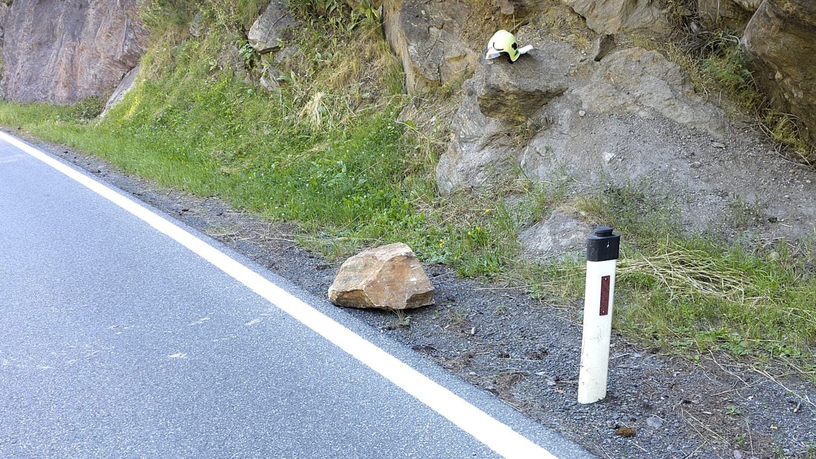 Am Samstag führte ein 39-jähriger Rumäne Holzschlägerungsarbeiten circa 30 Meter oberhalb der Ötztaler Bundesstraße durch, wodurch es vermutlich gegen 12:30 Uhr zu einem Felssturz kam.