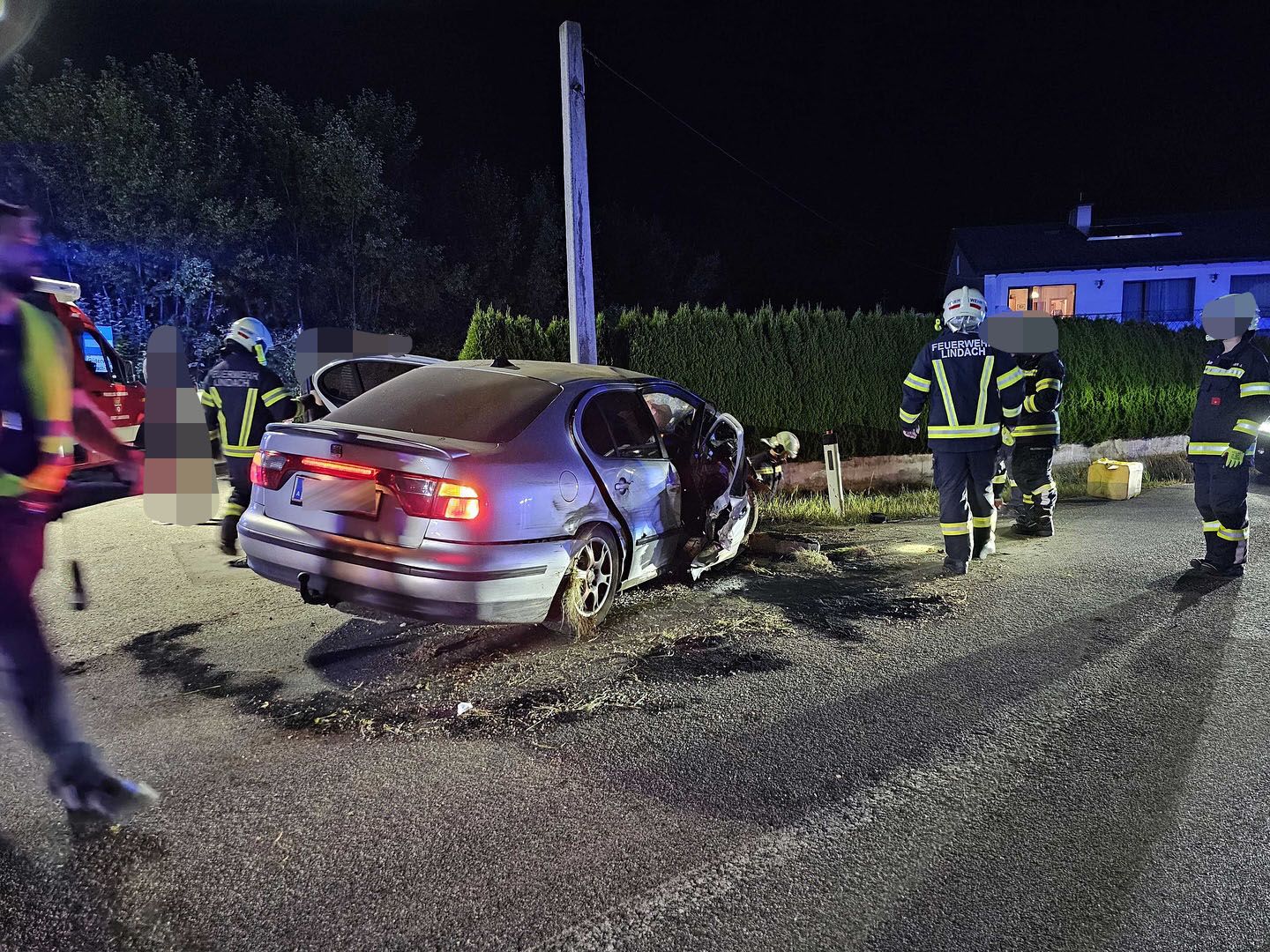 In Laakirchen (Bez. Gmunden) rückten Feuerwehr und Rettung nach einem Verkehrsunfall aus.