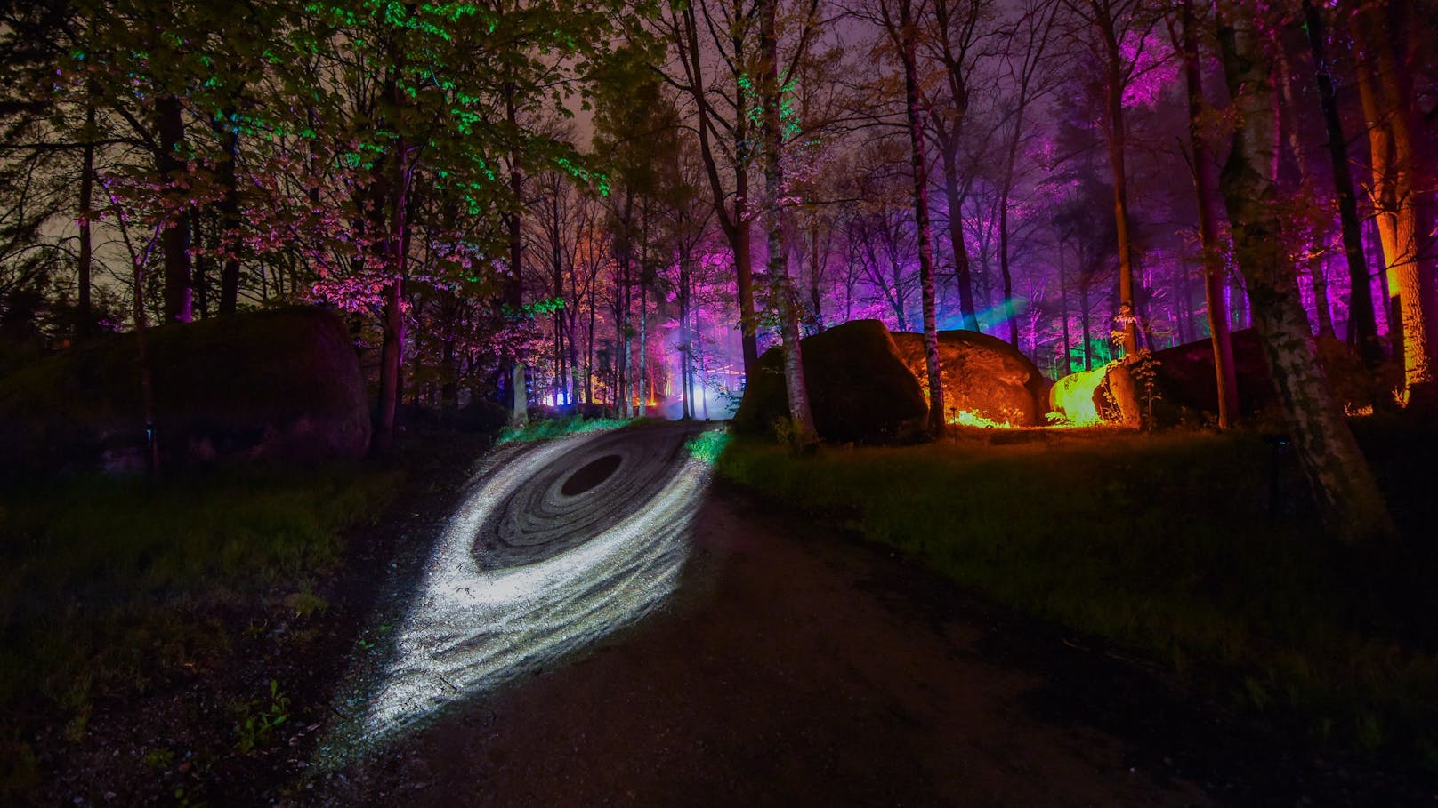 Neben leuchtenden Kunstelementen stehen auch Musik, Walking-Acts und Show-Künstlerinnen am Programm von "Blockheide Leuchtet"