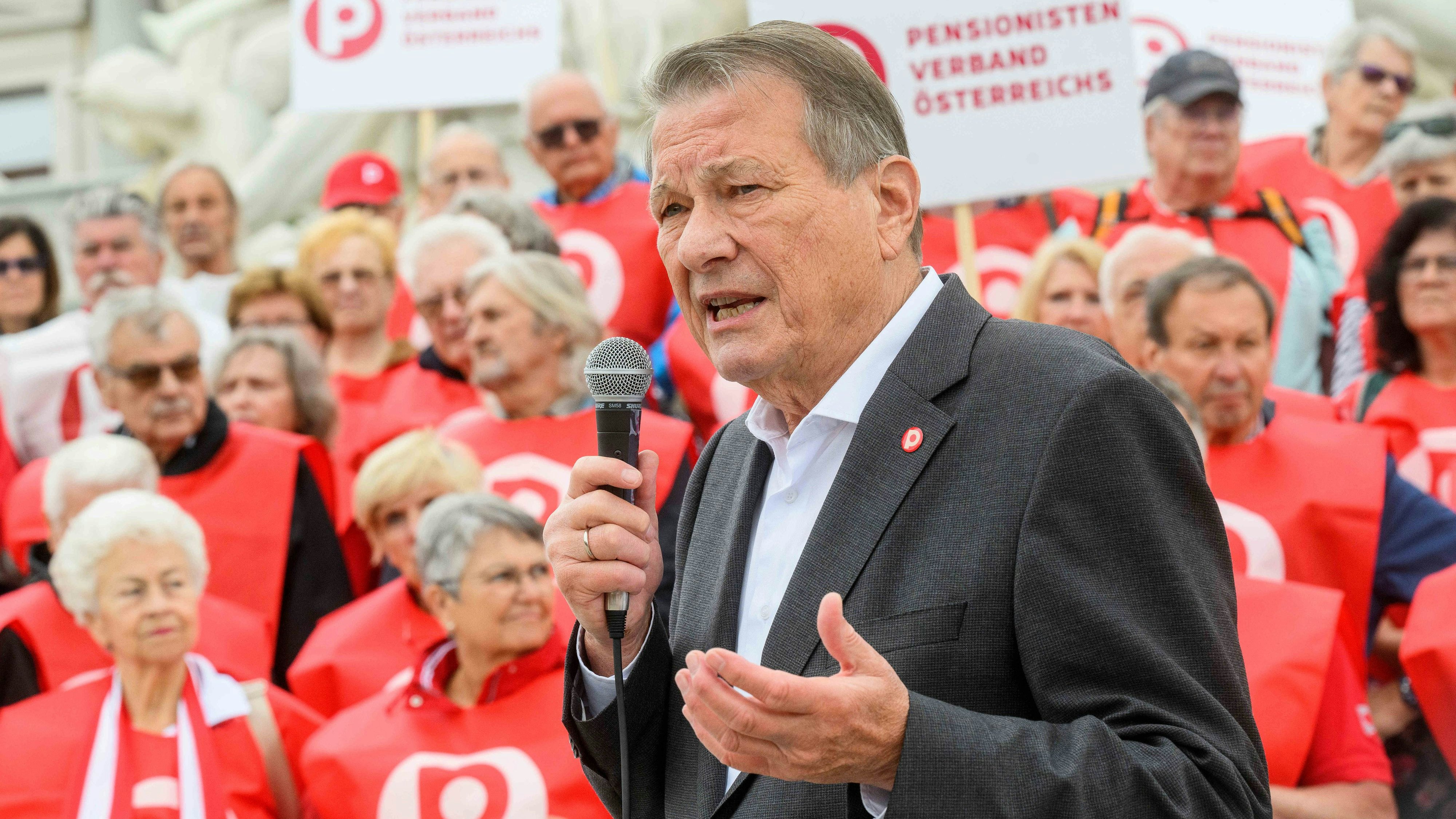 Download von www.picturedesk.com am 11.08.2024 (14:39).  WIEN, OESTERREICH - 9. JUNI: Praesident des Pensionistenverbandes Oesterreichs Peter Kostelka bei einer Protestaktion des SPOE-Pensionistenverbands mit dem Titel "Pensionsanpassung JETZT" vor dem Parlament am 9. Juni, 2023 in Wien, Oesterreich.230609_SEPA_32_008 - 20230609_PD1571 - Rechteinfo: Rights Managed (RM)