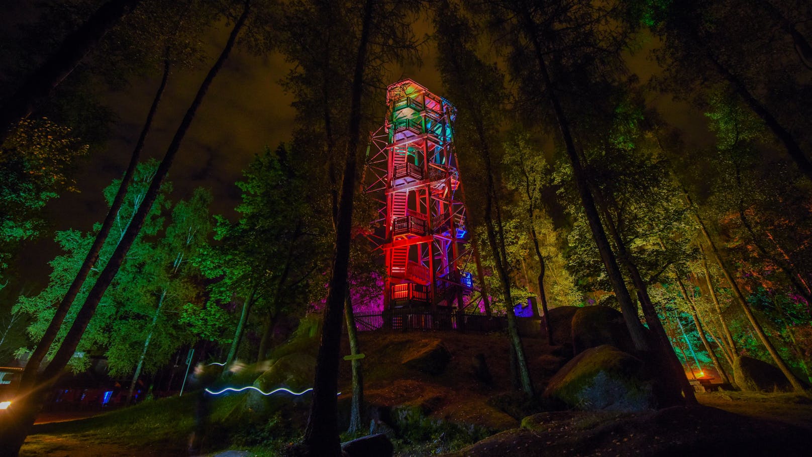 Neben leuchtenden Kunstelementen stehen auch Musik, Walking-Acts und Show-Künstlerinnen am Programm von "Blockheide Leuchtet"