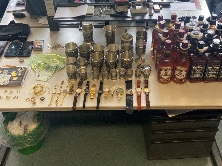 Bei den Männern wurde Schmuck, Bargeld und viel Alkohol gefunden.