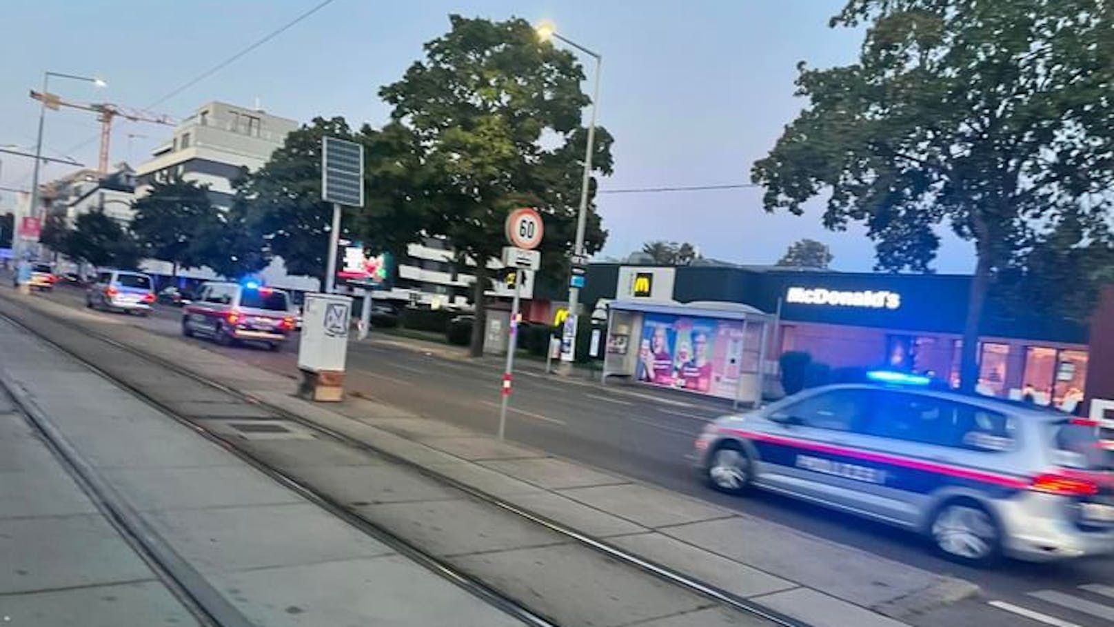 Mann zuckt in Wien aus und bewirft Frau mit Fahrrad