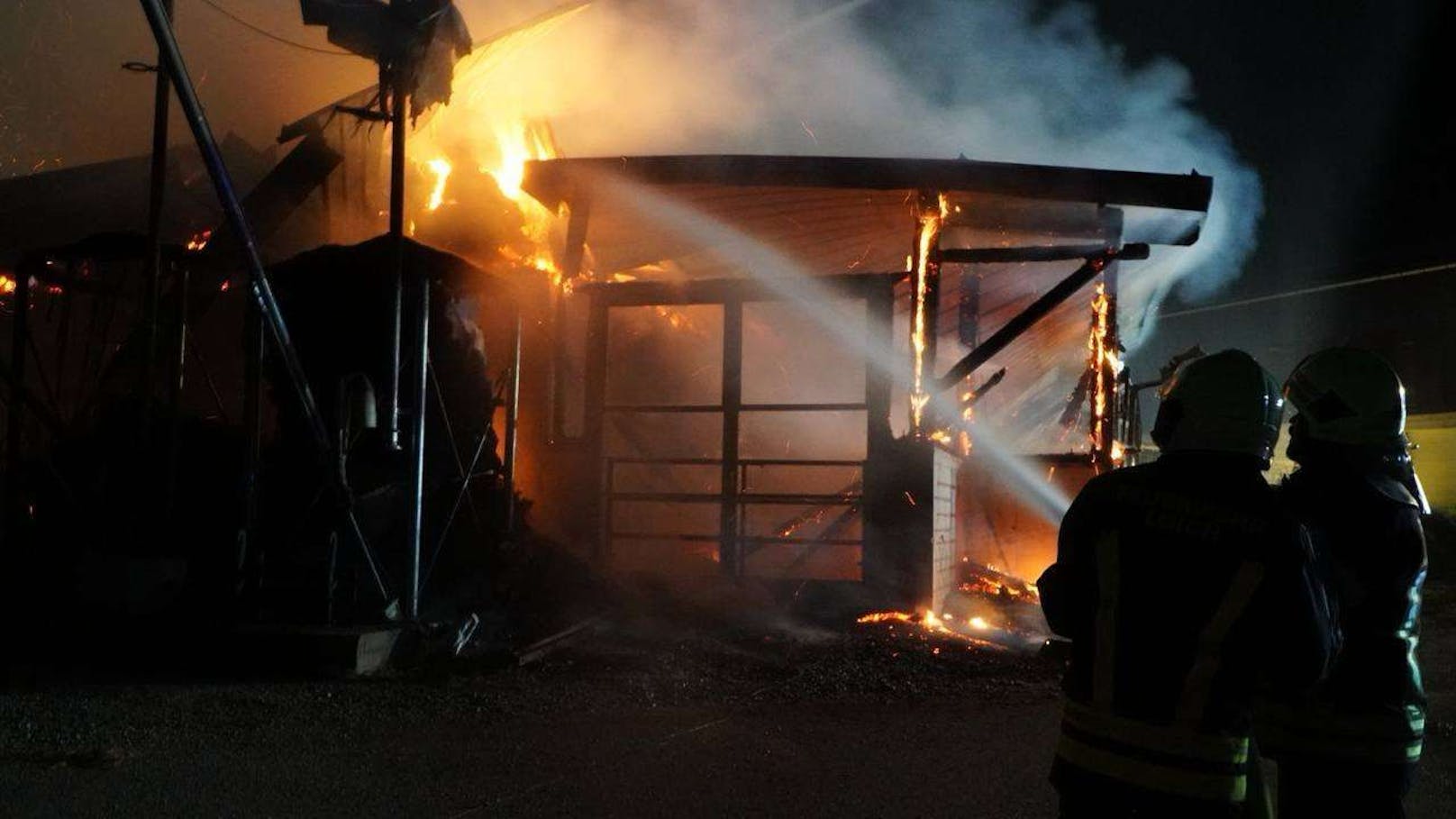 Kurz vor 03:00 Uhr morgens wurde der Abschnitt Kirchberg zu einem B3 Scheunenbrand mit der Info "Scheune in Vollbrand" alarmiert. Mehrere Rinder konnten nicht mehr gerettet werden.