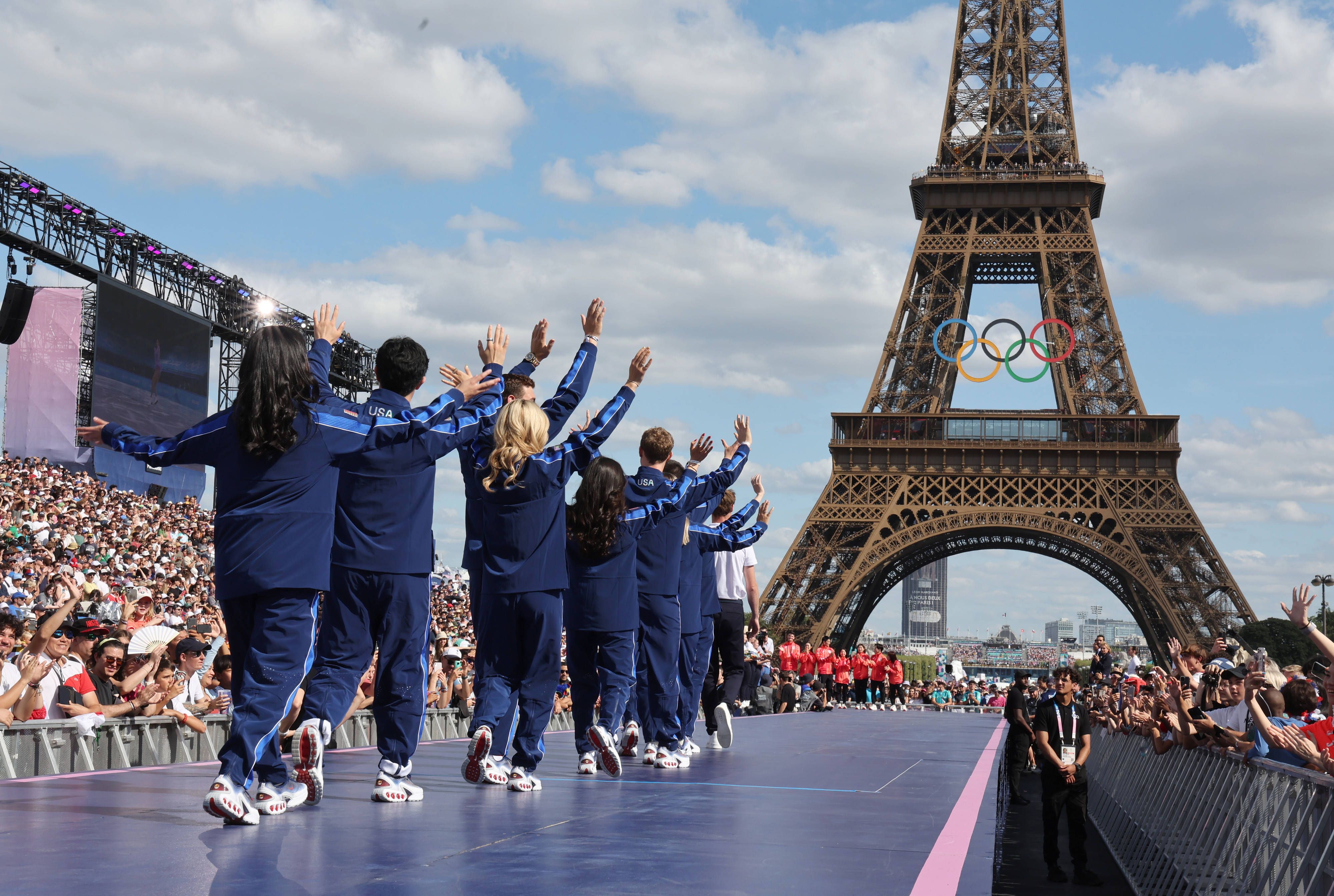 Aufregung vor der olympischen Abschlussfeier. Auf Höhe der fünf Ringe wurde ein Kletterer auf dem Eiffelturm gesichtet.