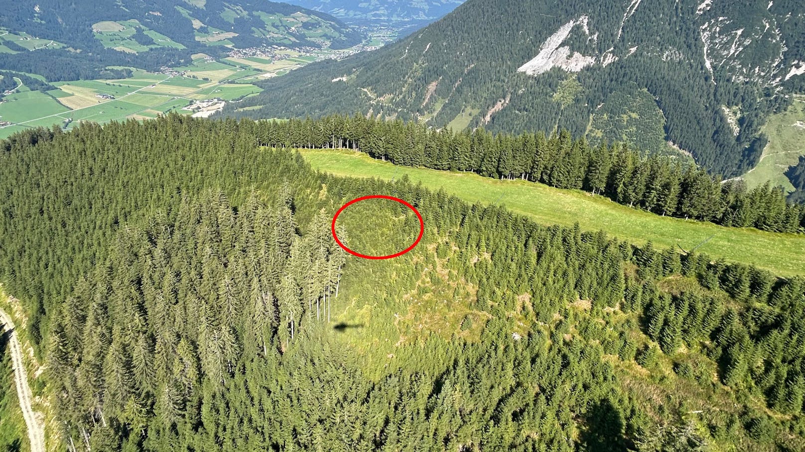 Aus bisher unbekannter Ursache kamen ein 60-jähiger Tandempilot aus Österreich mit seiner 10-jährigen deutschen Passagierin am 11.08.2024 gegen 13:45 Uhr kurze Zeit nach dem Start nördlich der Choralpe im Gemeindegebiet von Westendorf in Turbulenzen.