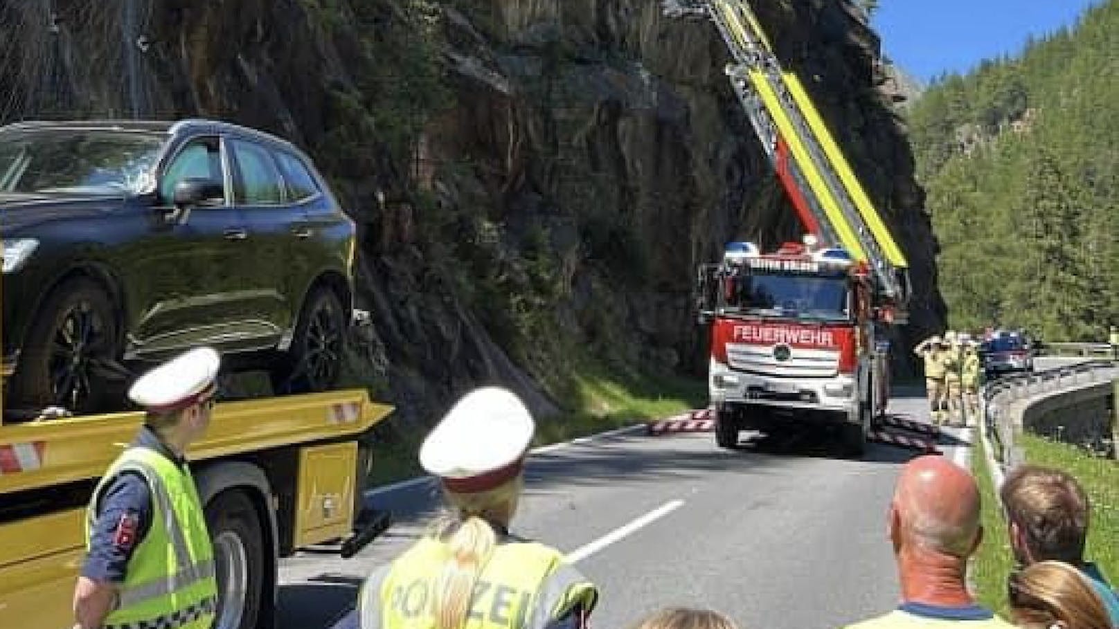 Felsbrocken stürzt auf Auto – Lenker hat riesiges Glück