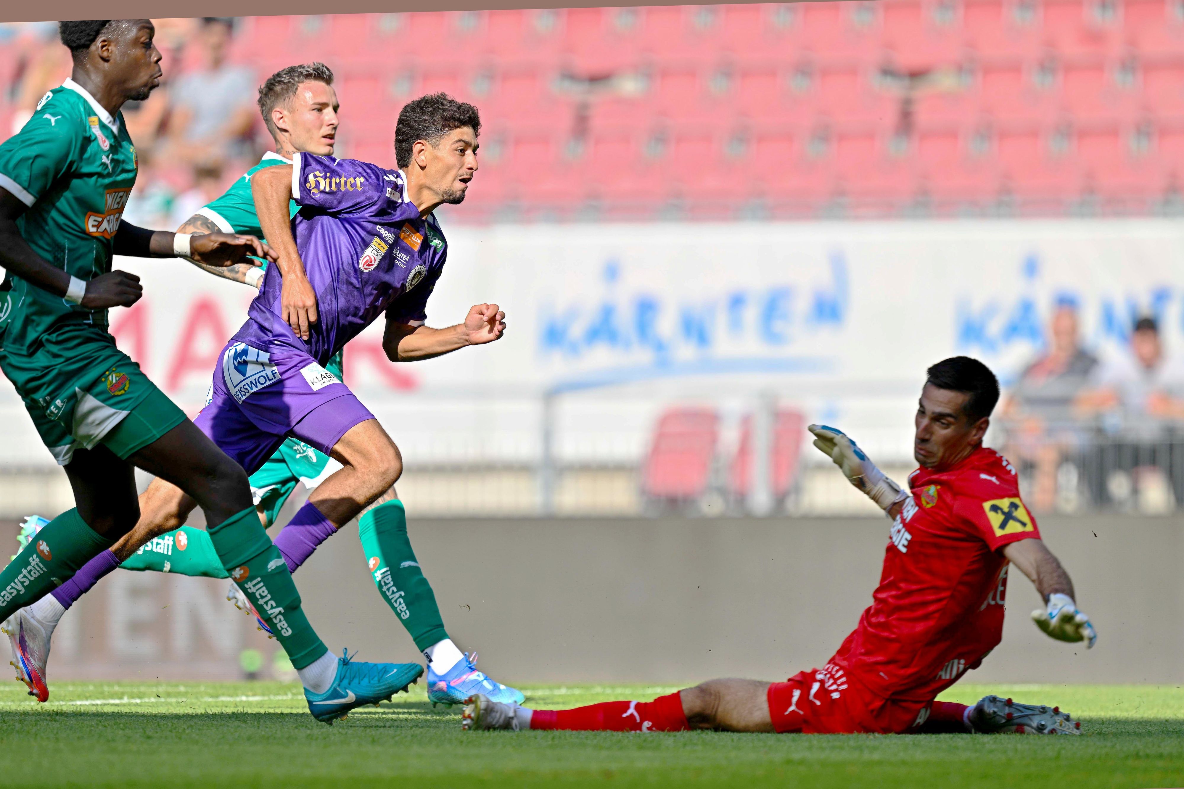 Bobzien schießt zum 1:0 gegen Rapid ein.