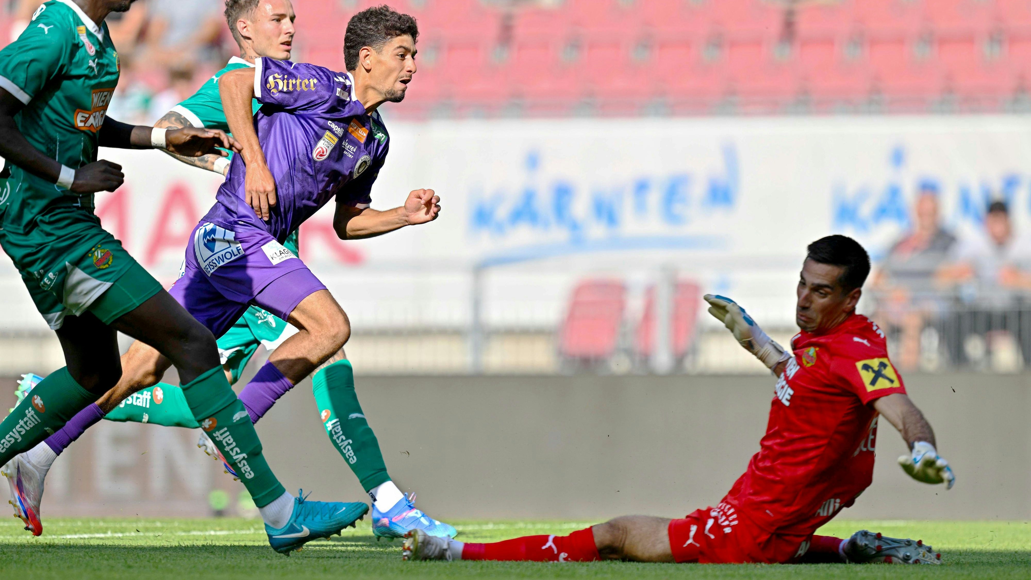 Bobzien schießt zum 1:0 gegen Rapid ein.