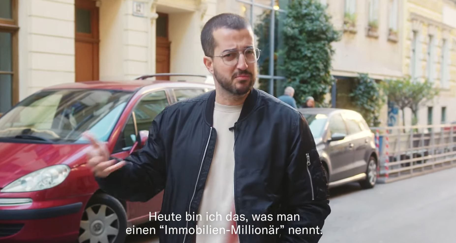 Auf seinen Kanälen präsentiert sich der Influencer als Experte, der jedem seiner Follower zu schnellem Geld verhelfen kann.