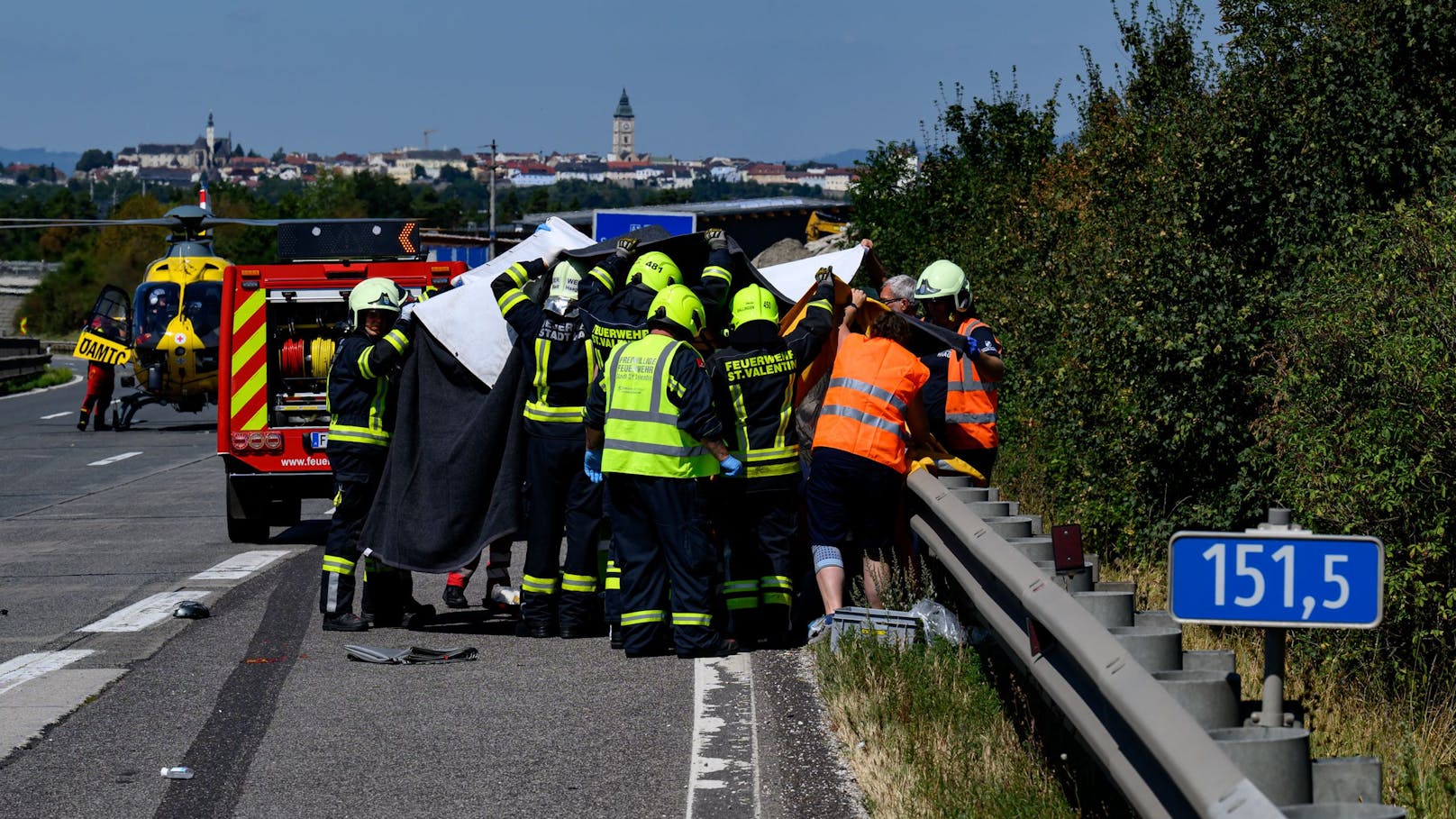 Schwerer Unfall auf der A1 forderte vier Verletzte: Einsatzkräfte vor Ort