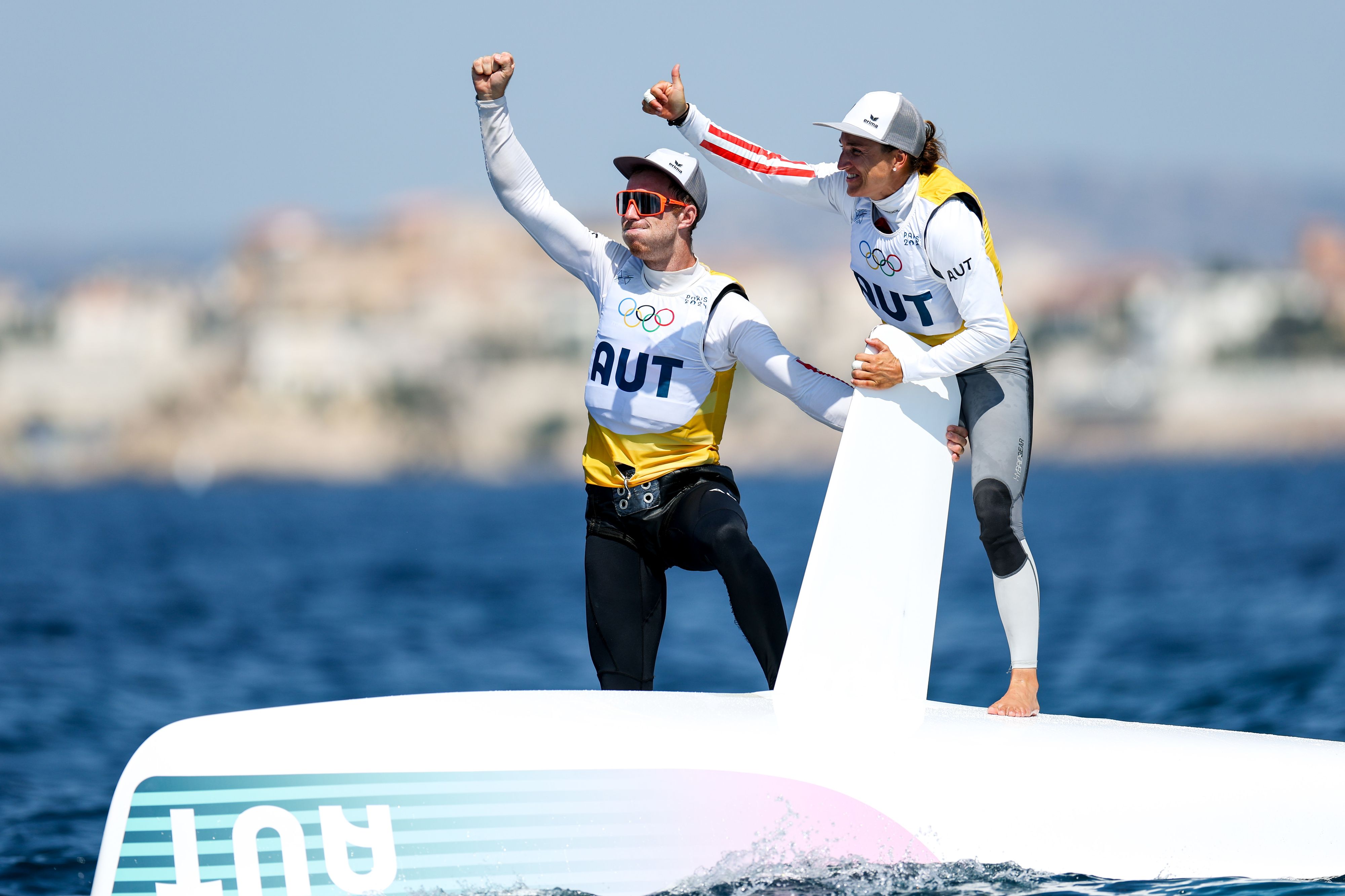 Die Olympiasieger werden bei der Abschlusszeremonie die Fahnen tragen.