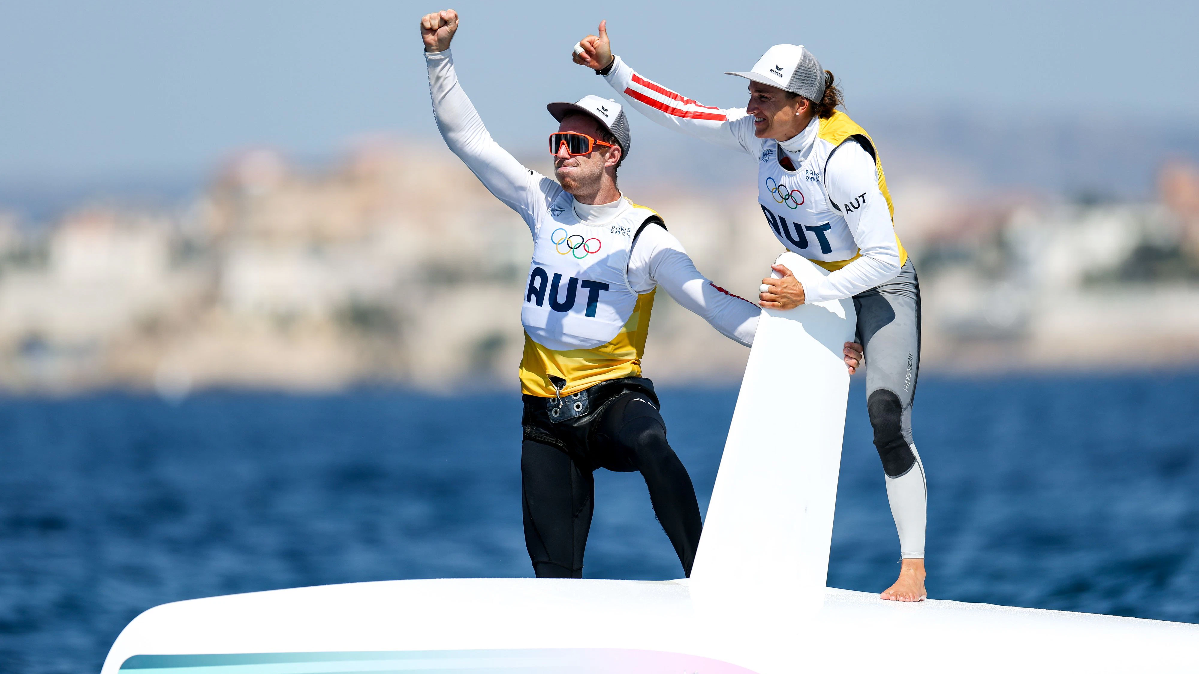 Die Olympiasieger werden bei der Abschlusszeremonie die Fahnen tragen.