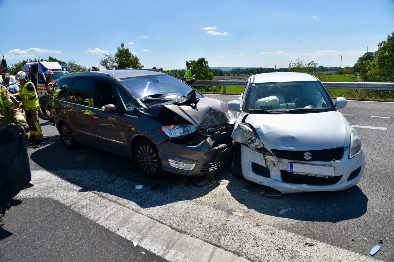 Unfall mit zwei leicht Verletzten: Fahrerin krachte beim Abbiegen in Auto mit fünfköpfiger Familie
