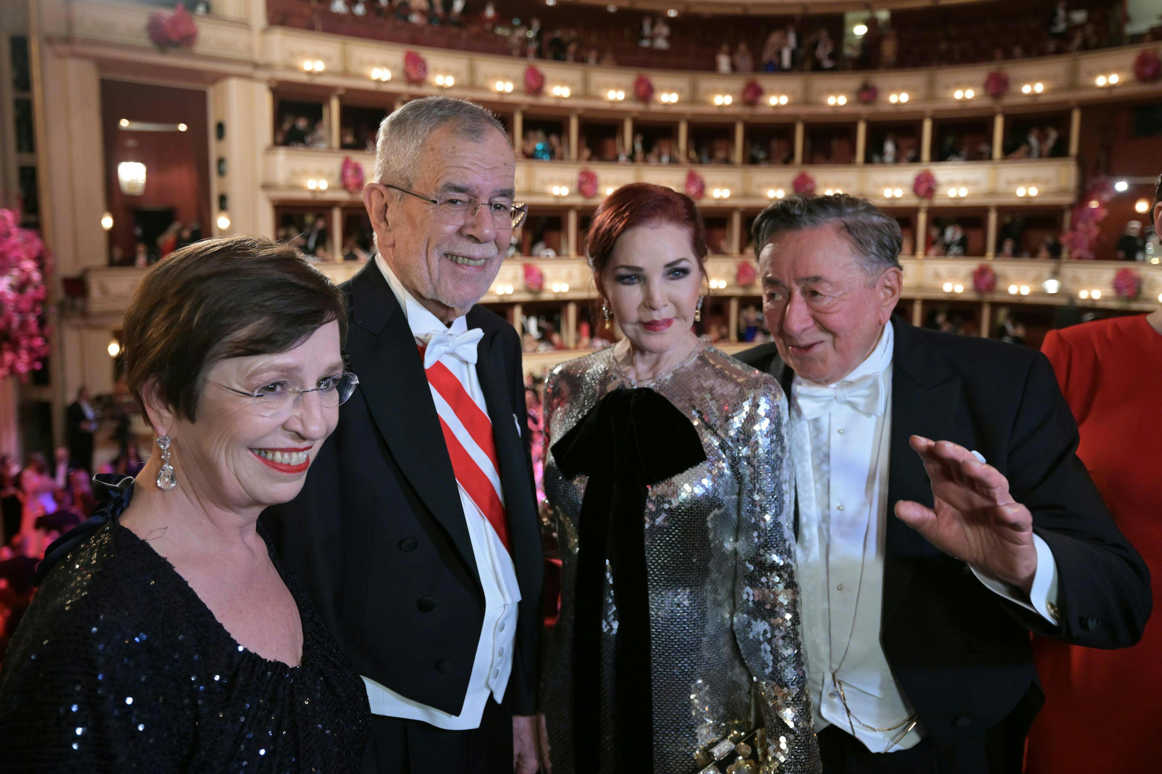 Ein Aufeinandertreffen in gelöster Stimmung. Beim Opernball 2024 trafen sich Bundespräsident Alexander Van der Bellen und Richard Lugner. An ihren Seiten: Gattin Doris Schmidauer und Stargast Priscilla Presley. 
