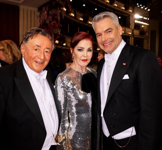 Bundeskanzler Karl Nehammer gemeinsam mit Richard Lugner und Priscilla Presley am Wiener Opernball.