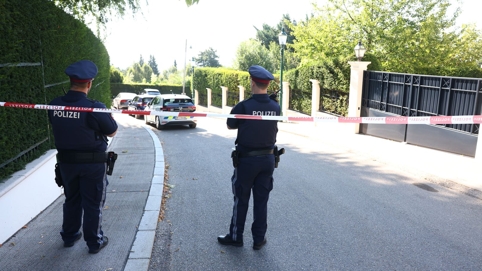 Baumeister Richard Lugner ist im Alter von 91 Jahre verstorben. Die Polizei hat die Zufahrt zur Villa bereits großräumig abgesperrt.