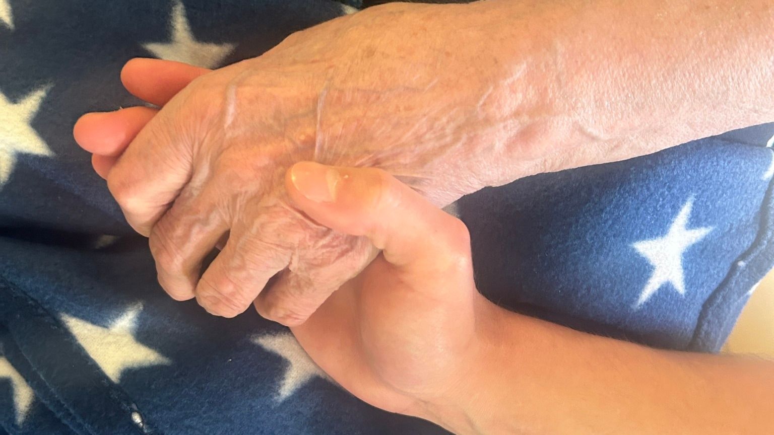 Einfach rührend: Die schwer kranke alte Frau traf ihren Enkelsohn.