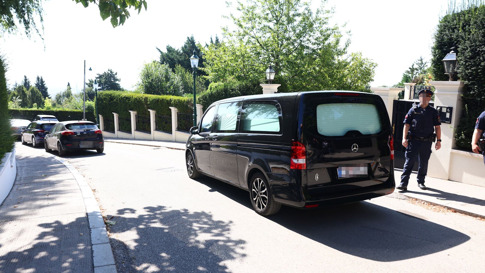 Richard Lugner ist am Montag in seiner Villa in Wien-Döbling verstorben. Der Leichnam wurde von einem schwarzen Mercedes abgeholt.