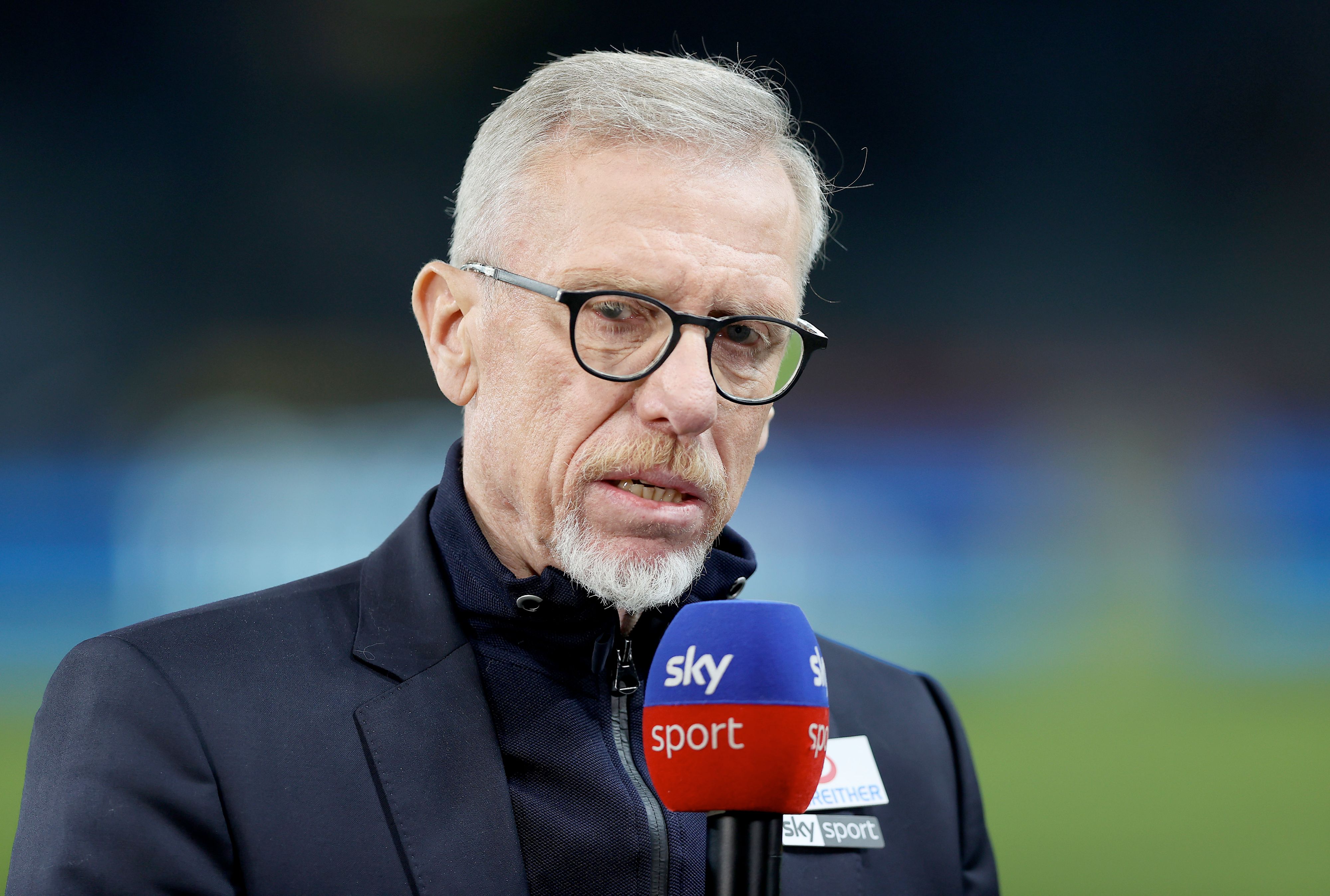 Peter Stöger hat als Sky-Experte das Fußball-Geschehen im Blick.