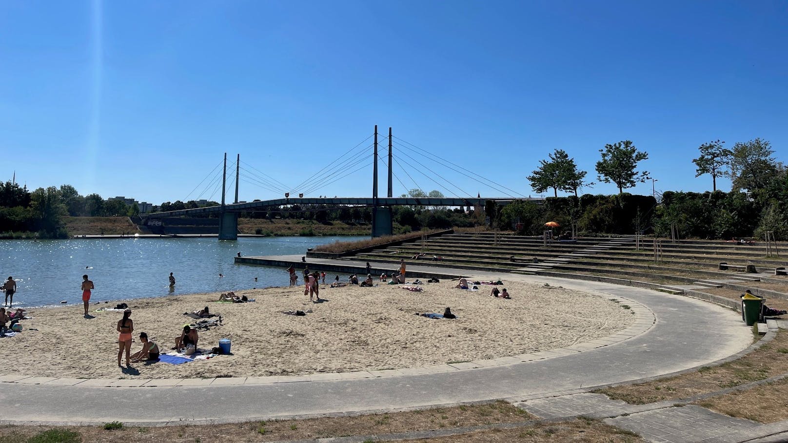 "Heute"-Lokalaugenschein am Sonntag: Während das Gänsehäufel in der Nähe aus allen Nähten platzte, ist am "Arena Beach" genügend Platz für (sehr) sonnenhungrige Badegäste.