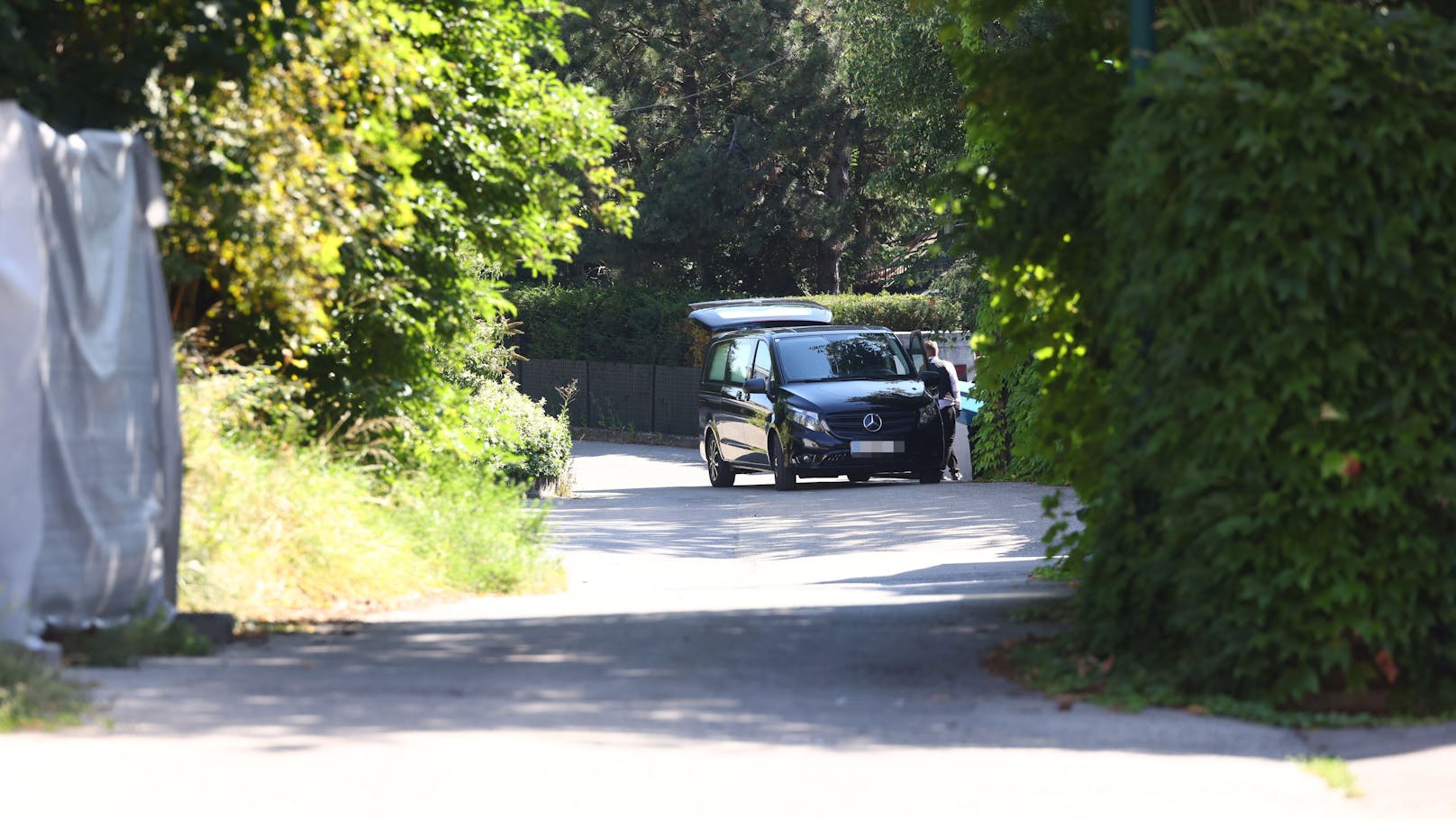 Richard Lugner ist am Montag in seiner Villa in Wien-Döbling verstorben. Der Leichnam wurde von einem schwarzen Mercedes abgeholt.