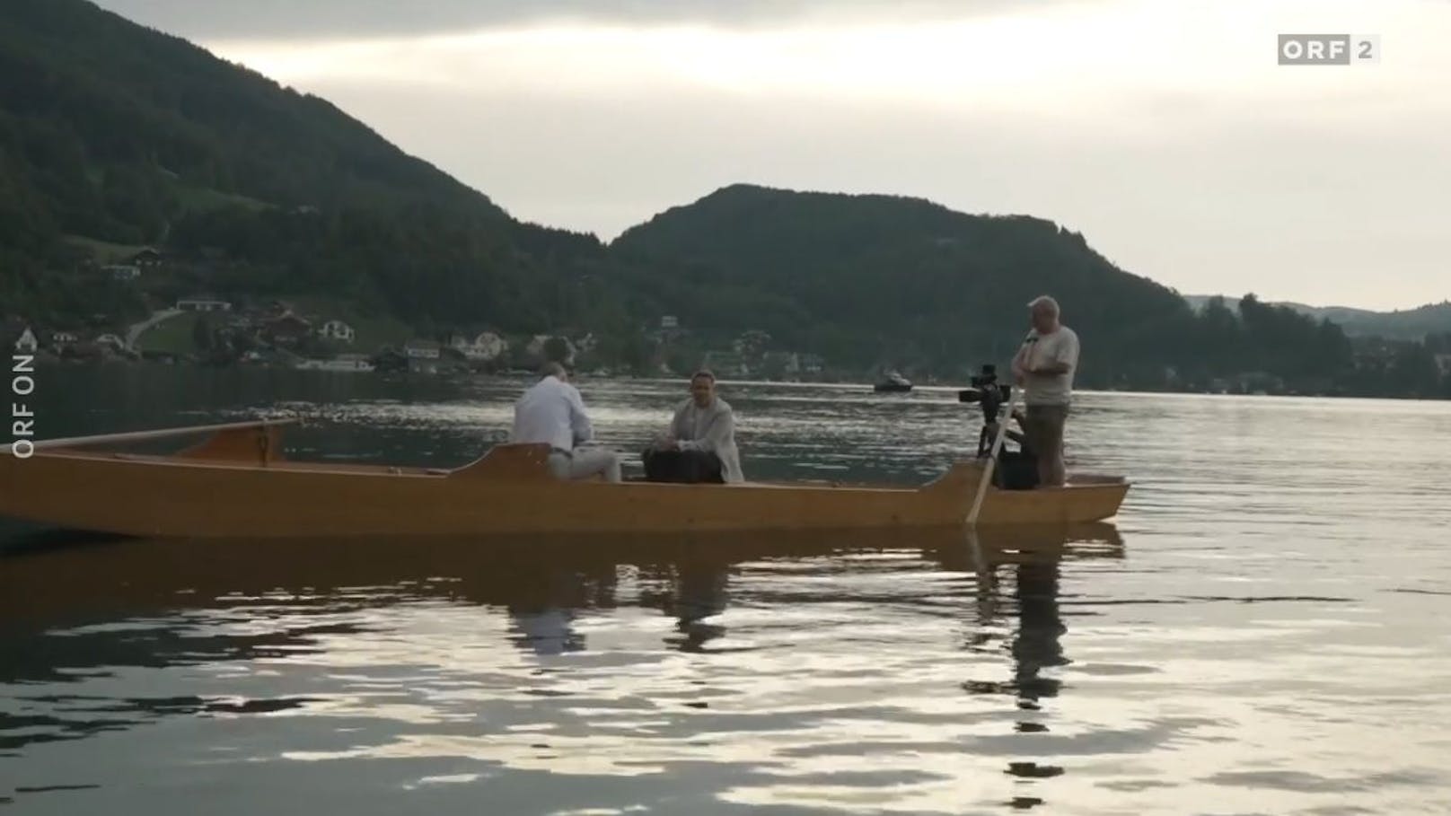 Grünen-Chef Werner Kogler und Moderator Martin Thür beim ORF-Sommergespräch 2024. 