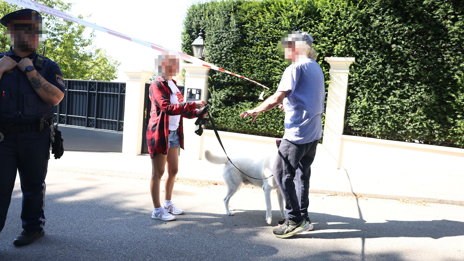 Baumeister Richard Lugner ist im Alter von 91 Jahren verstorben. Sein Hund "Michi" trauert um sein Herrchen. Er war "Mörtels" treuer Begleiter.