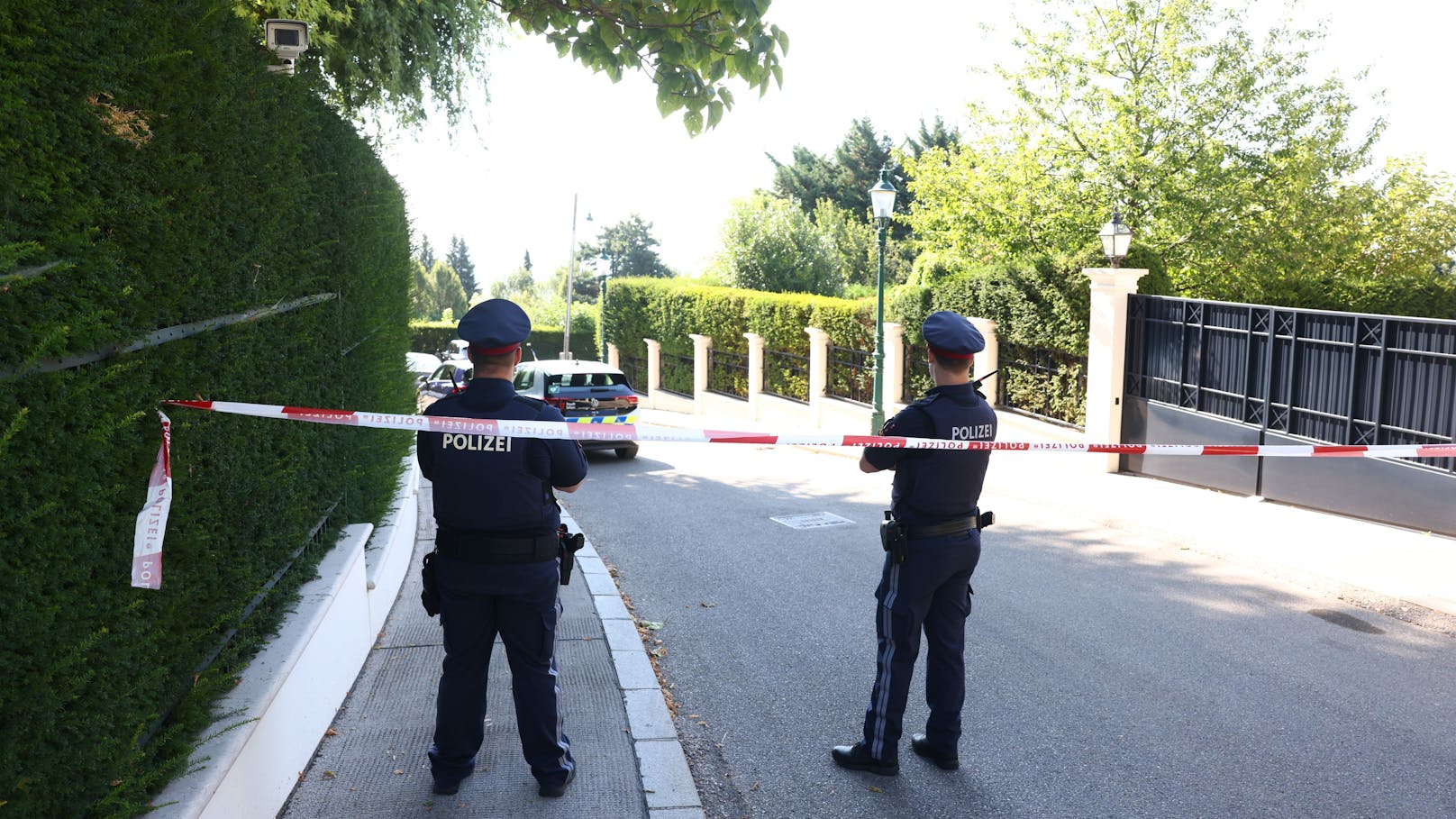 Baumeister Richard Lugner ist im Alter von 91 Jahre verstorben. Die Polizei hat die Zufahrt zur Villa bereits großräumig abgesperrt.