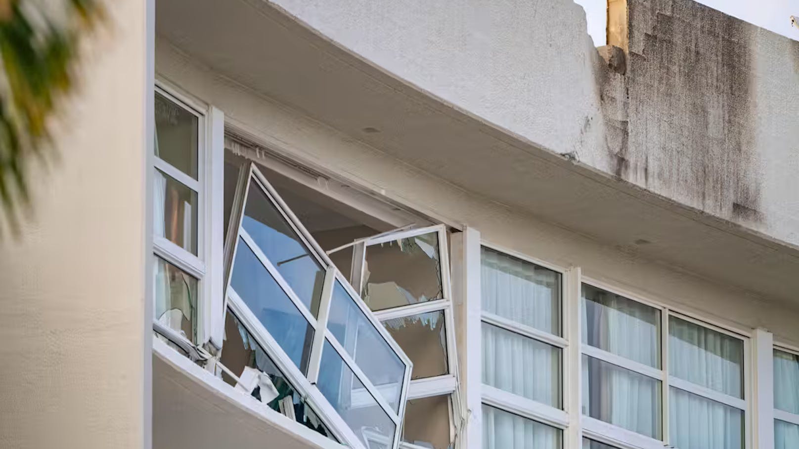 Dabei wurden Fenster zerstört.