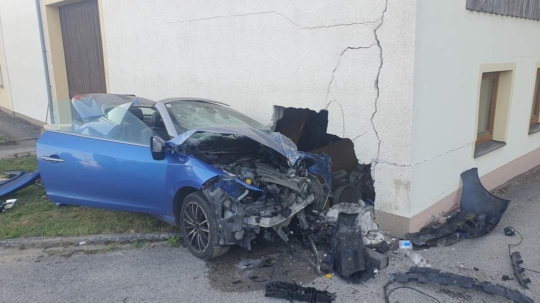Cabrio knallte in NÖ gegen Hausmauer