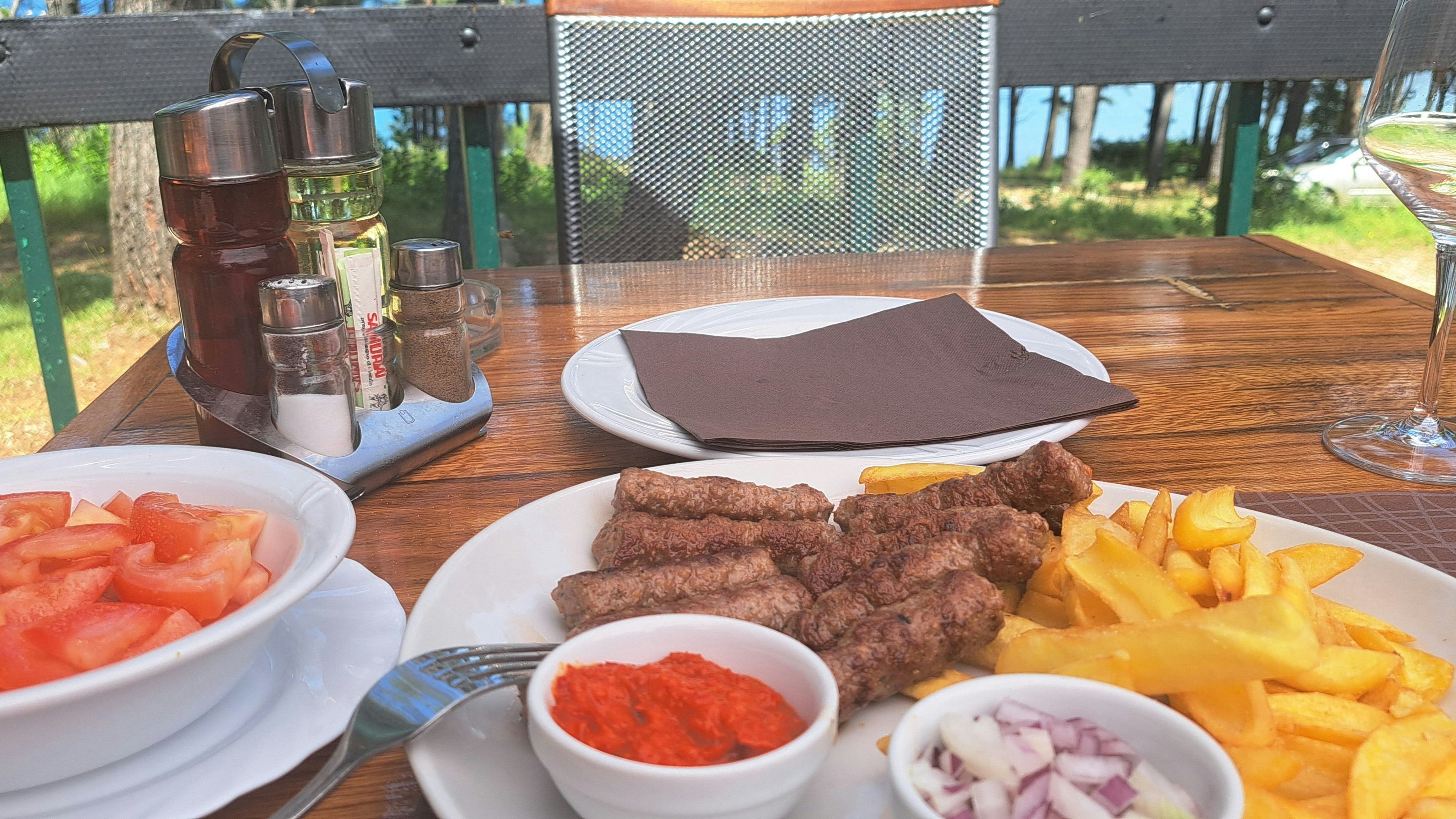 Ćevapčići mit Ajvar, Pommes und Paradeisersalat