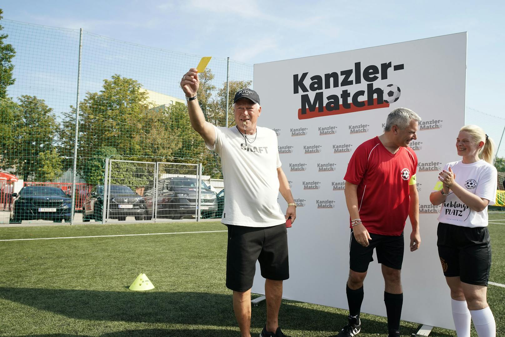 Schiedsrichter der Partie war Toni Polster.