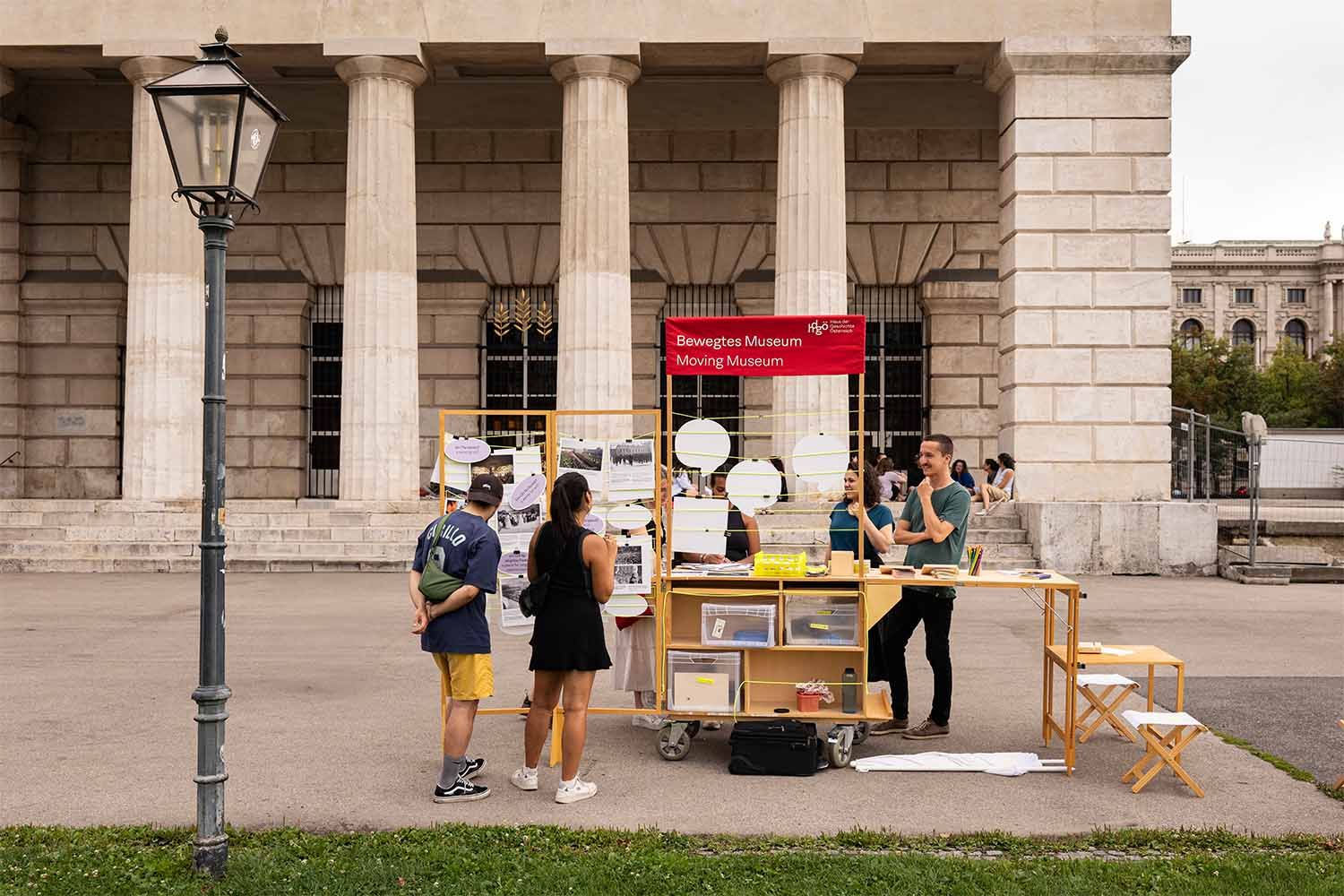 Ab 17 Uhr haben die Passanten des Heldenplatz noch bis 12. September die Möglichkeit, über die Geschichte des Platzes ins Gespräch zu kommen.
