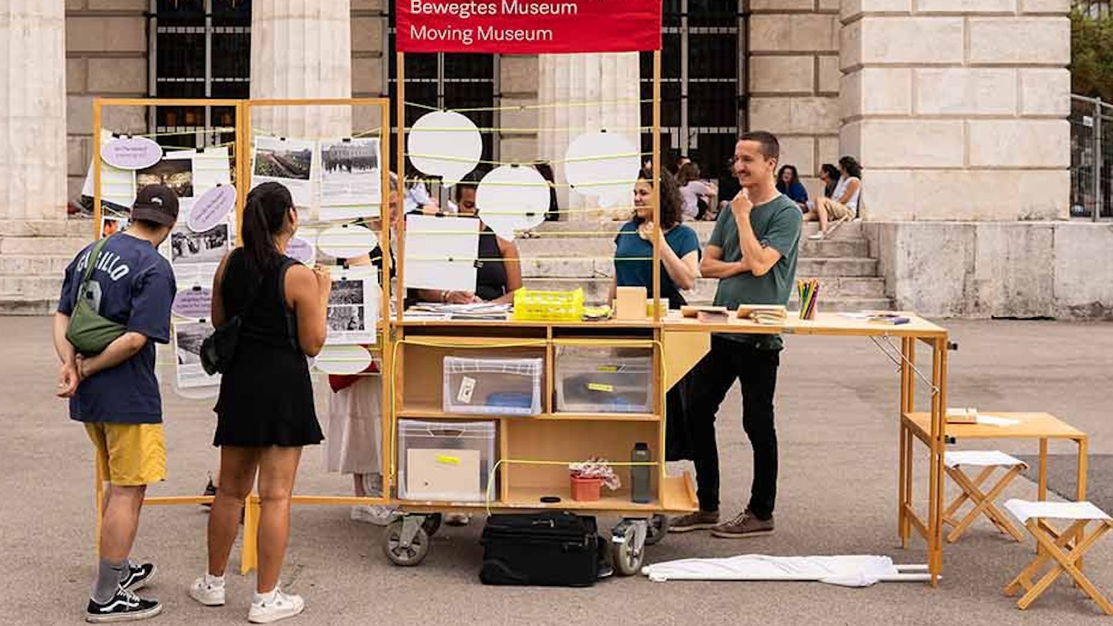 Am Heldenplatz kommt nun Bewegung in die Geschichte