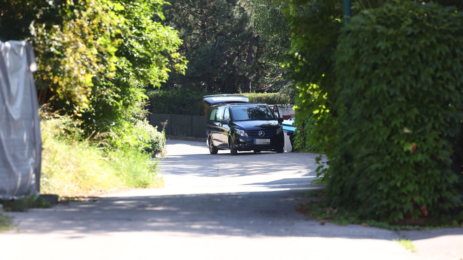 Richard Lugner ist am Montag in seiner Villa in Wien-Döbling verstorben. Der Leichnam wurde von einem schwarzen Mercedes abgeholt.