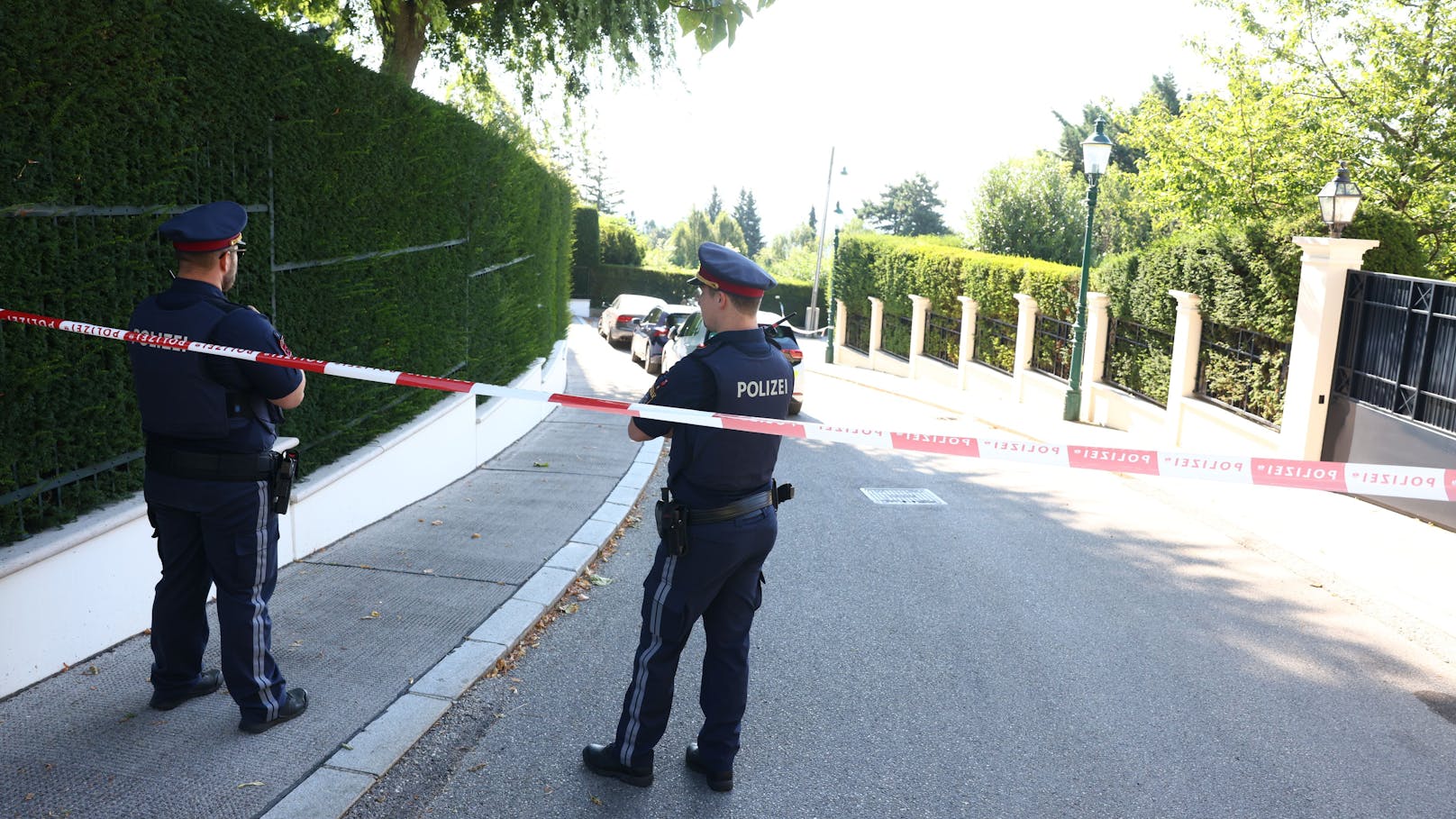 Baumeister Richard Lugner ist im Alter von 91 Jahre verstorben. Die Polizei hat die Zufahrt zur Villa bereits großräumig abgesperrt.