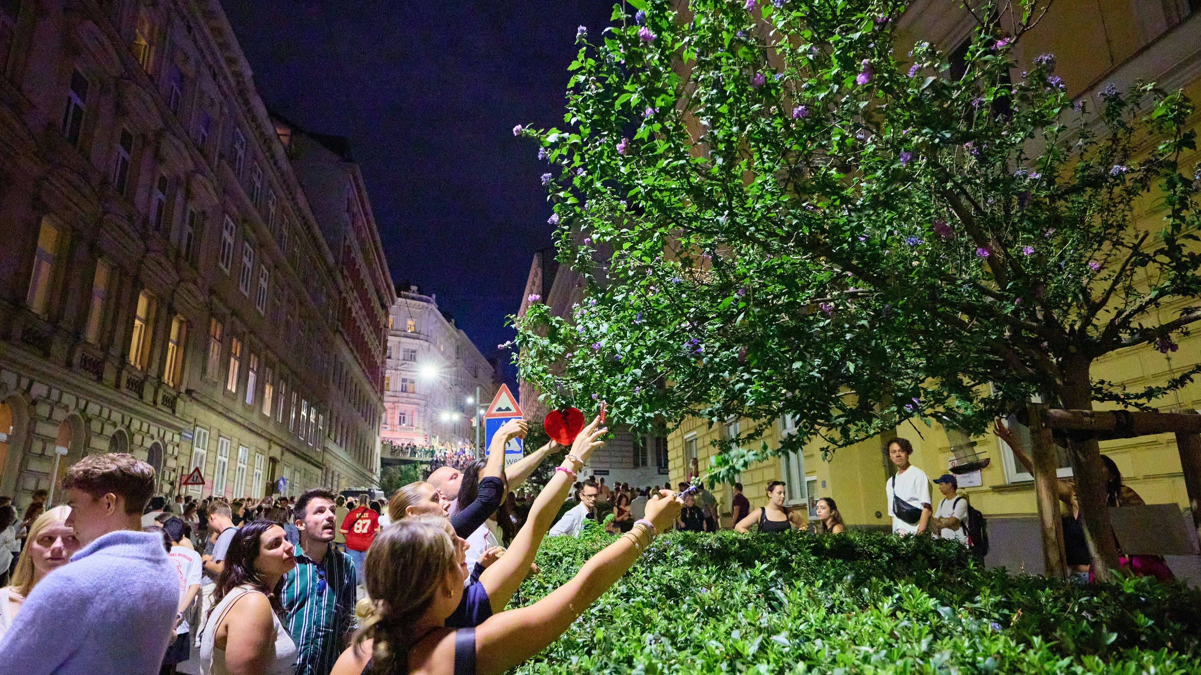 Betrieb bis tief in die Nacht: Jeden Tag bis 23 Uhr harrten die Fans der Sängerin in der Corneliusgasse aus, schmückten die Bäume mit Freundschaftsarmbändern und sangen das Repertoire ihres Idols nach, dann war "Sperrstunde"