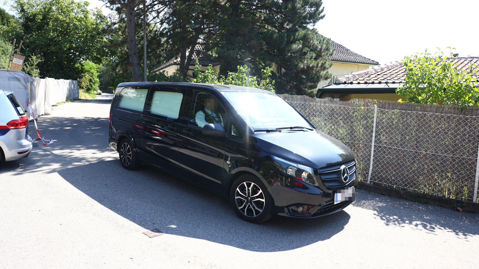 Richard Lugner ist am Montag in seiner Villa in Wien-Döbling verstorben. Der Leichnam wurde von einem schwarzen Mercedes abgeholt.