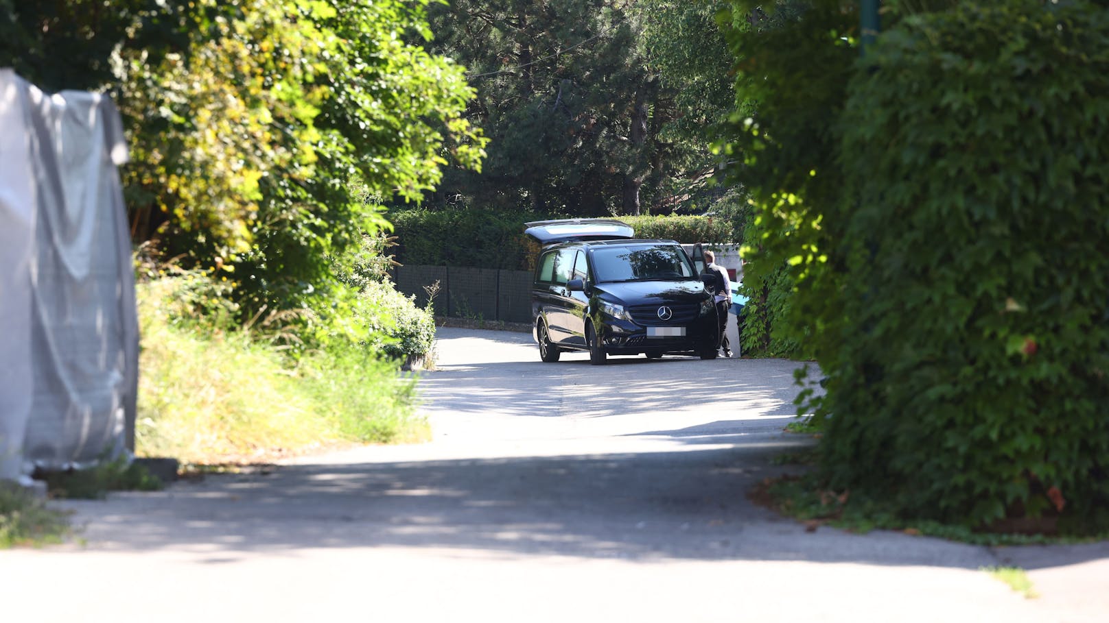 Richard Lugner ist am Montag in seiner Villa in Wien-Döbling verstorben. Der Leichnam wurde von einem schwarzen Mercedes abgeholt.