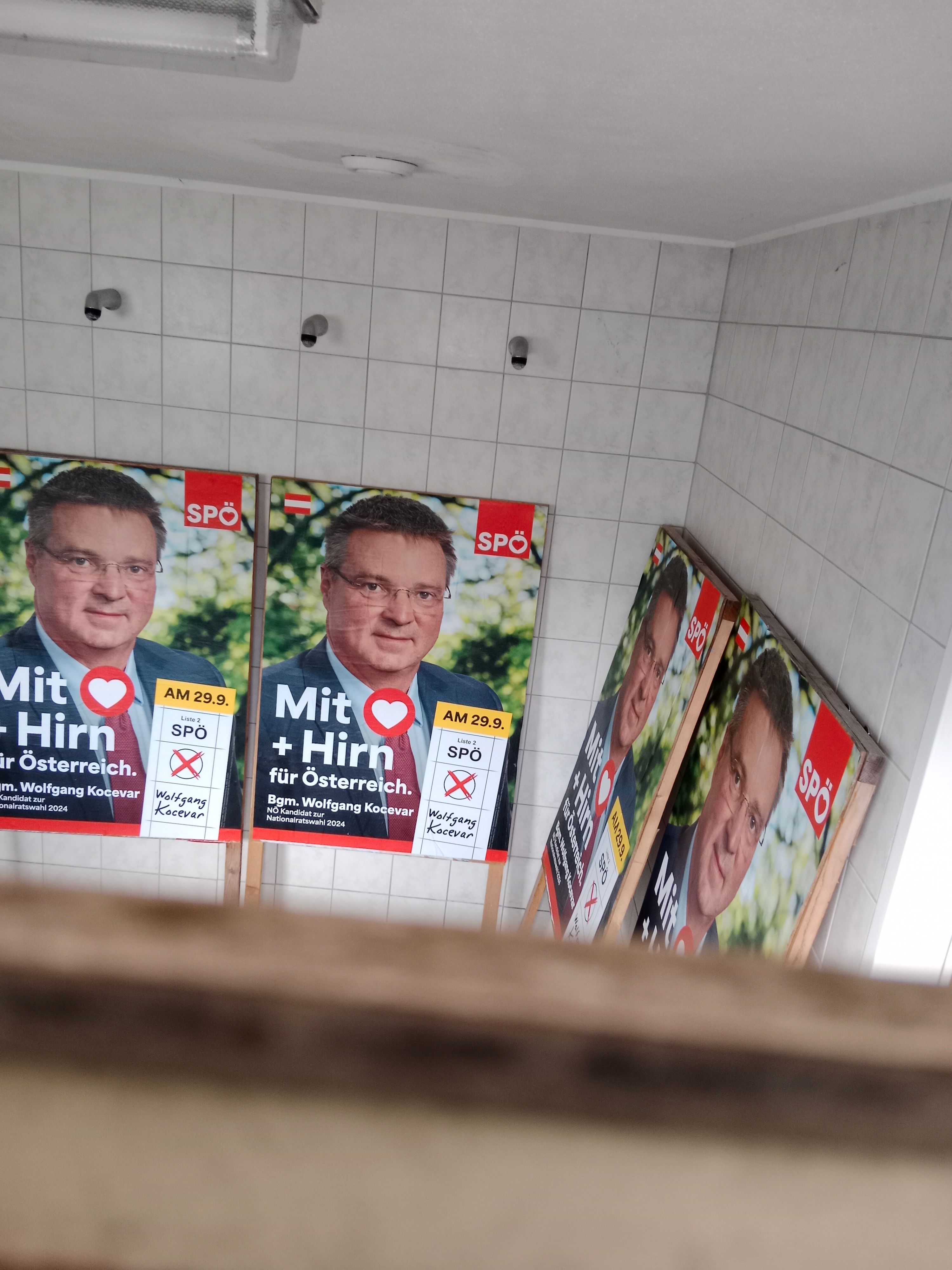 Plakate in Sportkabine