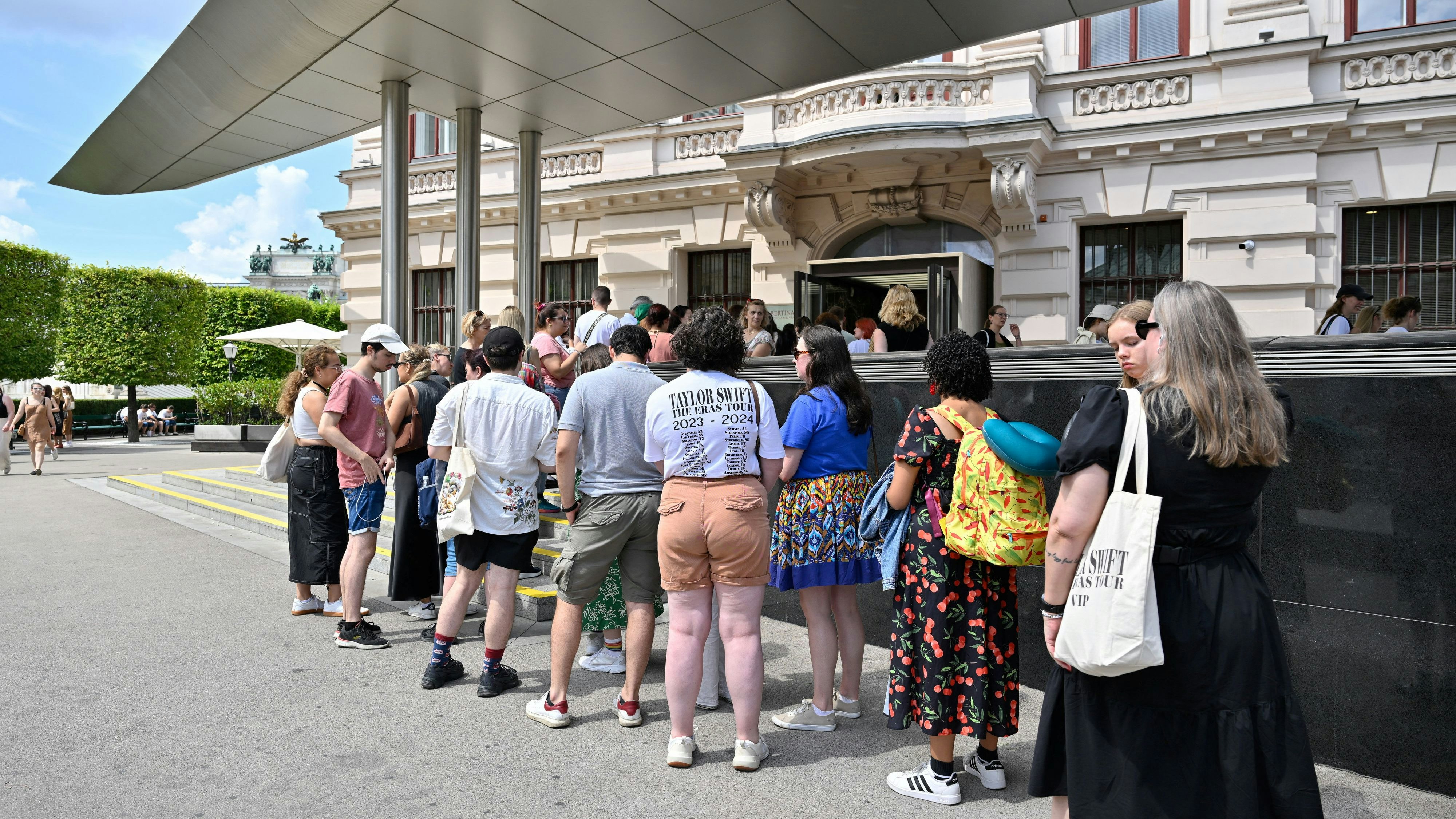 Lange Warteschlangen vor der Albertina in Wien: Das Haus war der Hotspot für tausende Swifties, die nach der Absage der Konzerte nach Beschäftigung suchten. Insgesamt 20.000 Fans besuchten kostenlos die weltberühmte Sammlung