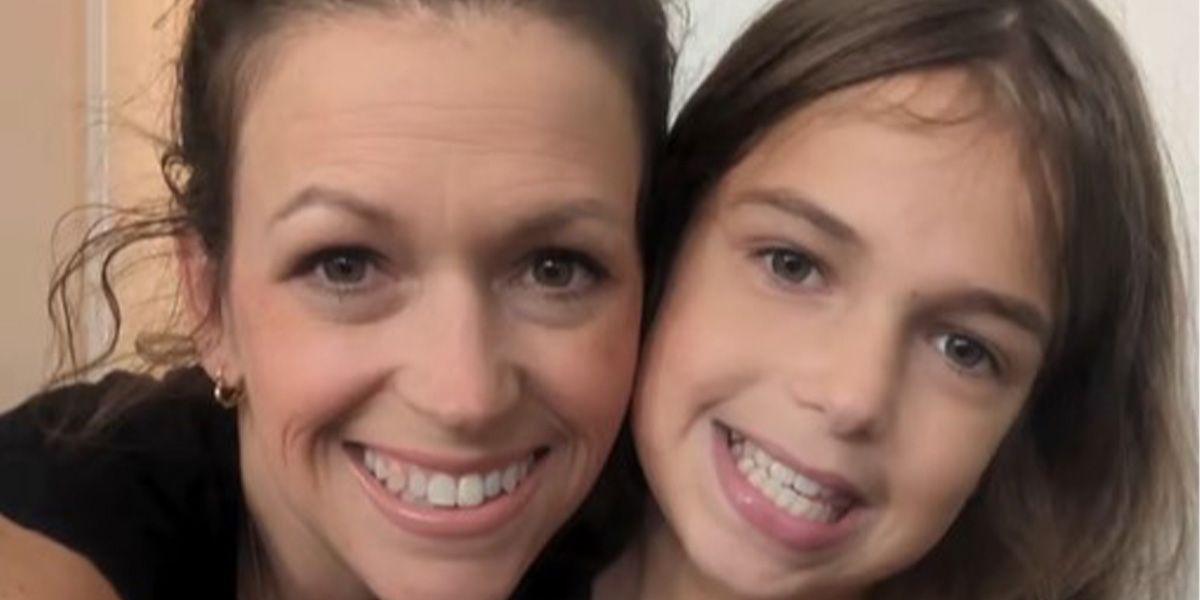 Alivia (re.) mit ihrer Mutter Ashley.